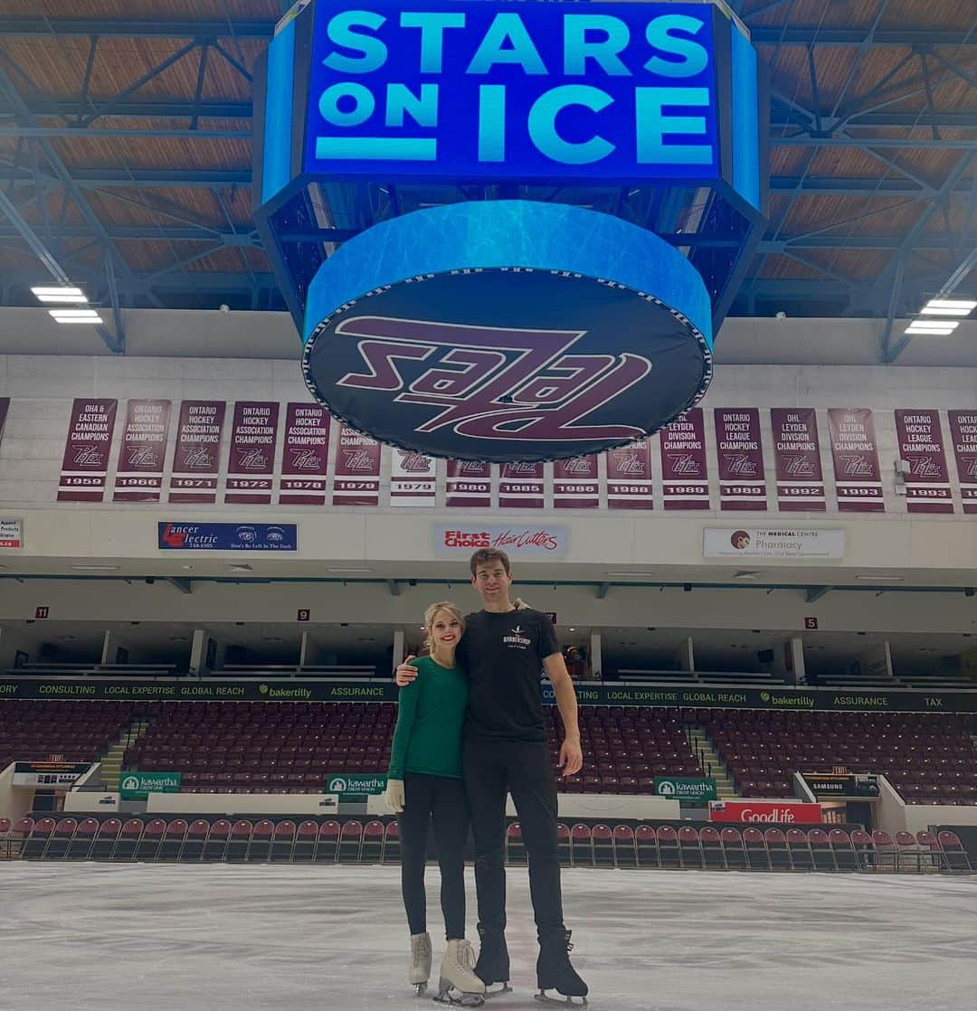 アレクサ・シメカのインスタグラム：「Finished show #3 of @starsonice Holiday Tour last night! Thank you Peterborough for a fantastic crowd. Off to Owen Sound tomorrow. 🙌🏻🎄🎁」