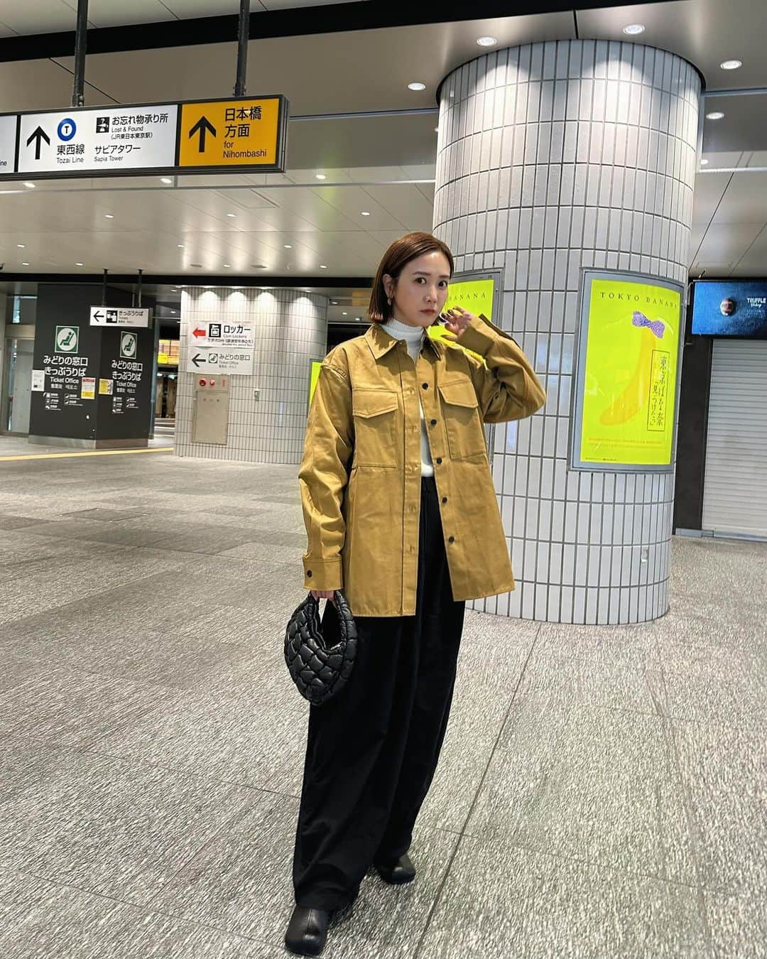 田中里奈さんのインスタグラム写真 - (田中里奈Instagram)「髪の毛切ってから似合う服のバランスが変わってきて、新鮮な気分でオシャレしてる✨ 今の髪の長さ、自分的にしっくりきすぎて、髪が長い時の写真見るとほんとびっくりする😂  ハイトーンとかもしてみたいし、もう少し短くしてもいいな〜 伸びゆくままに伸ばしてて（ズボラなりにも髪の毛のお手入れするのにハマってた😂）、知らぬ間に冒険する心をどこかに忘れちゃってたのかも。  ・タートルネック… @todayful_  ・パンツ… @curensology  ・ジャケット… @jilsander  ・ブーツ… @todayful_  ・バッグ… @cosstores_jp  コーデ撮り溜めてるのに全然アップできてないから、ちょこちょこアップしていこうと思います🙋‍♀️  #rina_outfit ←今までのコーディネートはこちらに #大人カジュアル #jilsander #curensology #todayful」12月9日 23時14分 - tanakaofficial