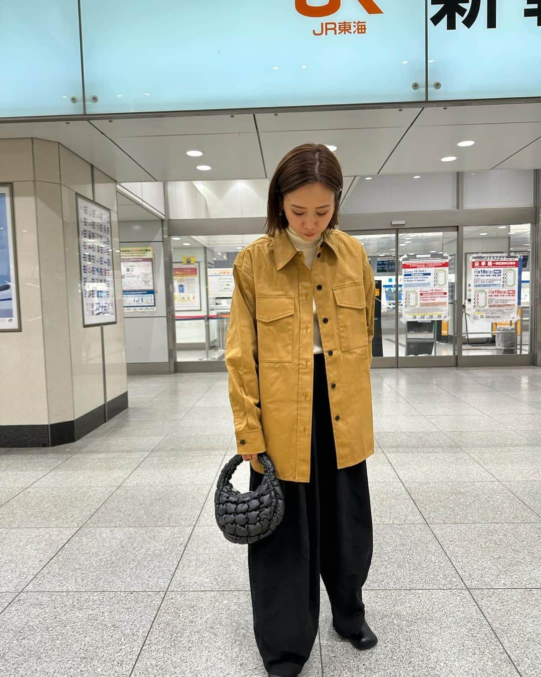 田中里奈さんのインスタグラム写真 - (田中里奈Instagram)「髪の毛切ってから似合う服のバランスが変わってきて、新鮮な気分でオシャレしてる✨ 今の髪の長さ、自分的にしっくりきすぎて、髪が長い時の写真見るとほんとびっくりする😂  ハイトーンとかもしてみたいし、もう少し短くしてもいいな〜 伸びゆくままに伸ばしてて（ズボラなりにも髪の毛のお手入れするのにハマってた😂）、知らぬ間に冒険する心をどこかに忘れちゃってたのかも。  ・タートルネック… @todayful_  ・パンツ… @curensology  ・ジャケット… @jilsander  ・ブーツ… @todayful_  ・バッグ… @cosstores_jp  コーデ撮り溜めてるのに全然アップできてないから、ちょこちょこアップしていこうと思います🙋‍♀️  #rina_outfit ←今までのコーディネートはこちらに #大人カジュアル #jilsander #curensology #todayful」12月9日 23時14分 - tanakaofficial