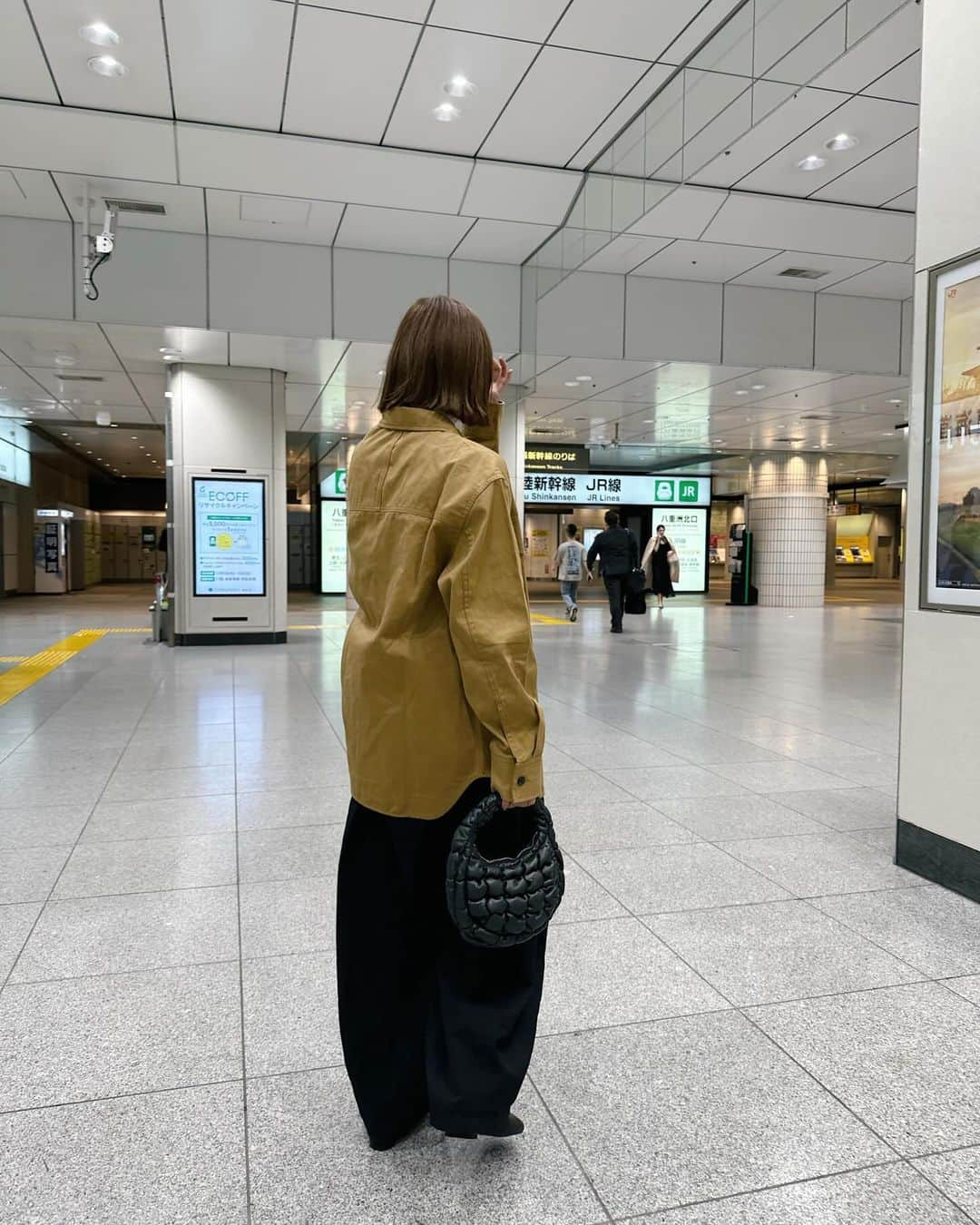 田中里奈さんのインスタグラム写真 - (田中里奈Instagram)「髪の毛切ってから似合う服のバランスが変わってきて、新鮮な気分でオシャレしてる✨ 今の髪の長さ、自分的にしっくりきすぎて、髪が長い時の写真見るとほんとびっくりする😂  ハイトーンとかもしてみたいし、もう少し短くしてもいいな〜 伸びゆくままに伸ばしてて（ズボラなりにも髪の毛のお手入れするのにハマってた😂）、知らぬ間に冒険する心をどこかに忘れちゃってたのかも。  ・タートルネック… @todayful_  ・パンツ… @curensology  ・ジャケット… @jilsander  ・ブーツ… @todayful_  ・バッグ… @cosstores_jp  コーデ撮り溜めてるのに全然アップできてないから、ちょこちょこアップしていこうと思います🙋‍♀️  #rina_outfit ←今までのコーディネートはこちらに #大人カジュアル #jilsander #curensology #todayful」12月9日 23時14分 - tanakaofficial