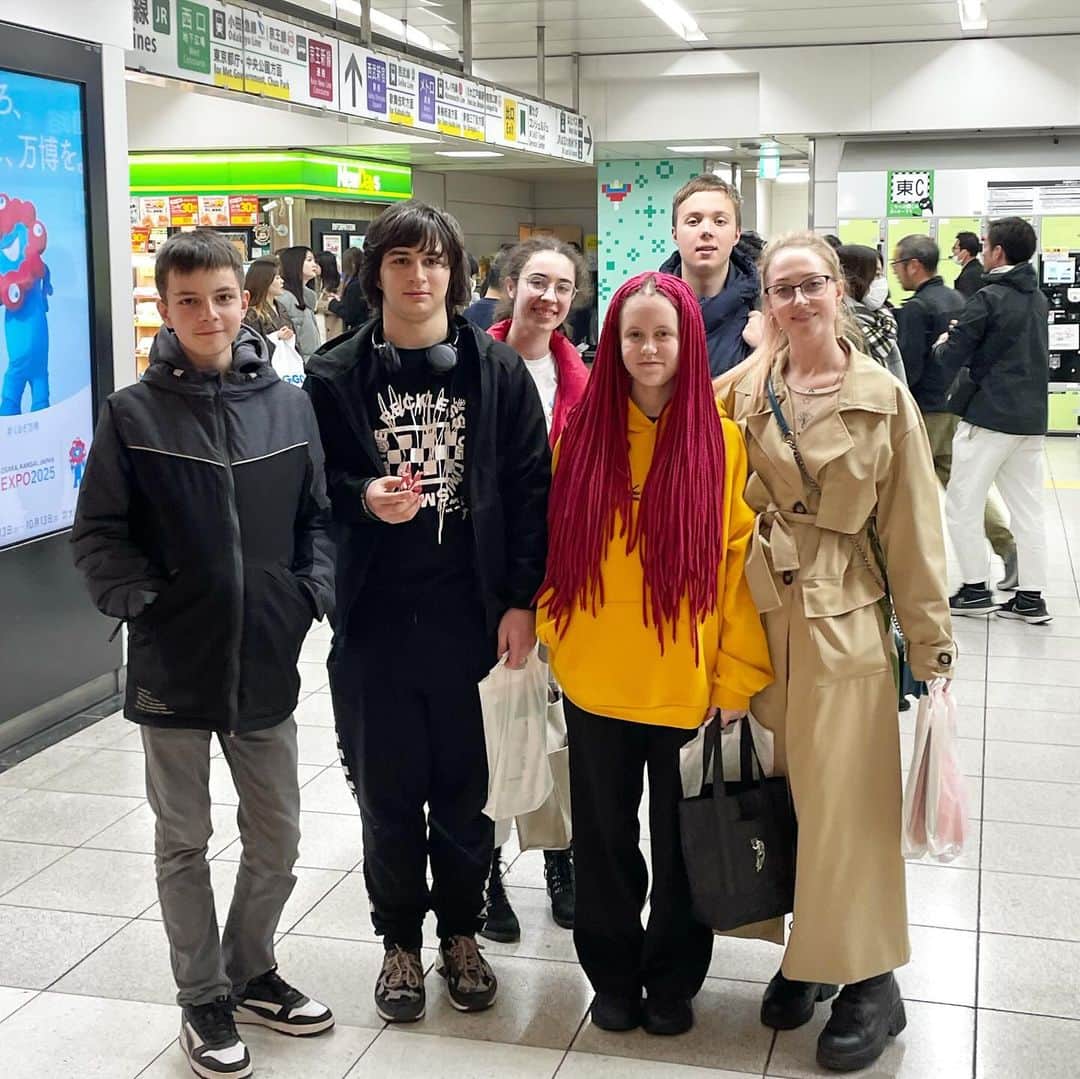 結城さなえさんのインスタグラム写真 - (結城さなえInstagram)「イリーナ @cofanetta です！ なんとなんと、日本で会う事ができました😭  ウクライナの日本語学校の生徒を連れて来日を果たしていたのです！ 実は、ウクライナの生徒たちは日本への留学を将来的に希望しながらも、ロシアによる軍事侵攻で必要な試験を受けられずにいたところ、イリーナが日本にいた頃在学していた日本語学校の手配で先月末から日本語試験のために来日が叶ったとのこと。  観光ではないので、試験や授業などスケジュールがパンパンに詰まってる中、私のために時間を作ってくれて会う事ができました。  新宿駅で会った瞬間、強く強くハグ。 二人とも言葉も出ず、体から伝わる「生きて会えてよかった」を感じながら、しばらく涙が止まりませんでした。  そして、みんなにお土産を渡してお茶タイム。 日本語で質問に答えたり、お土産に渡したノートに日本語を書いてあげたり、イリーナにはお手紙を渡して、、、イリーナはまた涙☺️私ももらい涙。  あっという間の時間でしたが、皆んなが元気で再会できますようにと固く誓ってきました。  イリーナ、本当にありがとう。 また必ず会いましょう💕  #再会　#大切な友達 #ウクライナ #reunion #ukraine  #prayforukraine」12月9日 23時10分 - yuukisanae