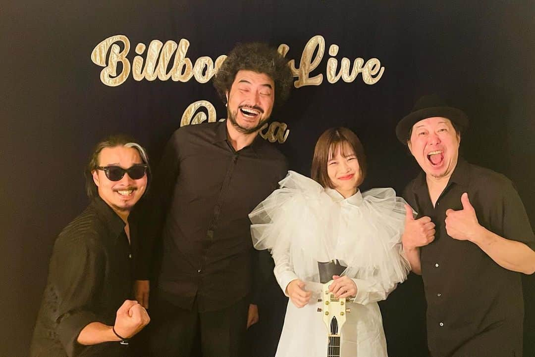 Reiさんのインスタグラム写真 - (ReiInstagram)「🎄クラブハウスツアー完奏🎄  JAM!JAM!JAM! 2023 Blue Note Tokyoでファイナルを迎えました 大阪、東京にお越しいただいた みなさん本当にありがとう。  音楽は時間芸術。 泡のようにその場で消えていきます。 儚いもの、終わりがあるものって 弱くてみじめなの？ そんなことない。  限りがあるから大切にするんだよね。 来てくれたみなさん、 ミュージシャンとチームのみんな、 ありがと。  また会うために、会えるように、 生きていきましょう🎄  the band: Rei (v.g) 吉田佳史 (dr) 三浦淳吾 (ba) TAIHEI (kb)  photo @yokoyamarock  #JJJRei  🎄」12月9日 23時10分 - guita_rei