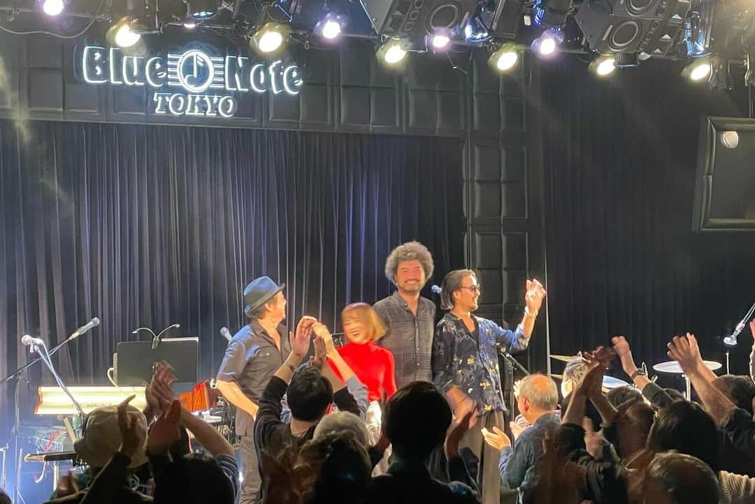 Reiさんのインスタグラム写真 - (ReiInstagram)「🎄クラブハウスツアー完奏🎄  JAM!JAM!JAM! 2023 Blue Note Tokyoでファイナルを迎えました 大阪、東京にお越しいただいた みなさん本当にありがとう。  音楽は時間芸術。 泡のようにその場で消えていきます。 儚いもの、終わりがあるものって 弱くてみじめなの？ そんなことない。  限りがあるから大切にするんだよね。 来てくれたみなさん、 ミュージシャンとチームのみんな、 ありがと。  また会うために、会えるように、 生きていきましょう🎄  the band: Rei (v.g) 吉田佳史 (dr) 三浦淳吾 (ba) TAIHEI (kb)  photo @yokoyamarock  #JJJRei  🎄」12月9日 23時10分 - guita_rei