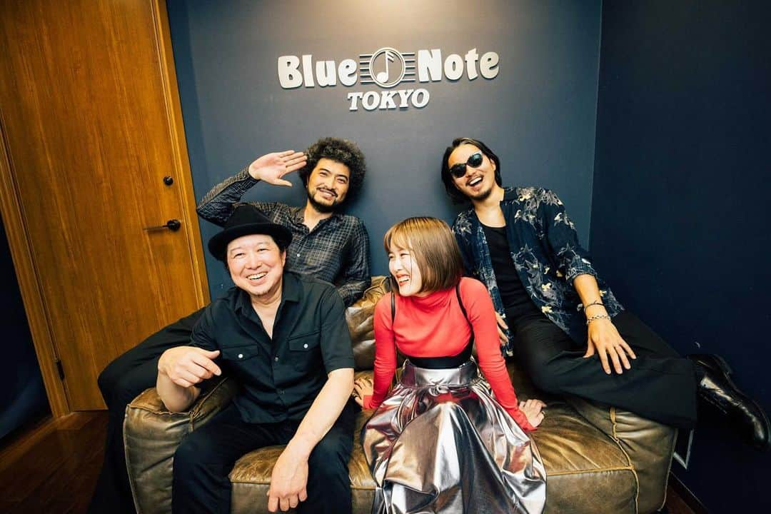 Reiのインスタグラム：「🎄クラブハウスツアー完奏🎄  JAM!JAM!JAM! 2023 Blue Note Tokyoでファイナルを迎えました 大阪、東京にお越しいただいた みなさん本当にありがとう。  音楽は時間芸術。 泡のようにその場で消えていきます。 儚いもの、終わりがあるものって 弱くてみじめなの？ そんなことない。  限りがあるから大切にするんだよね。 来てくれたみなさん、 ミュージシャンとチームのみんな、 ありがと。  また会うために、会えるように、 生きていきましょう🎄  the band: Rei (v.g) 吉田佳史 (dr) 三浦淳吾 (ba) TAIHEI (kb)  photo @yokoyamarock  #JJJRei  🎄」