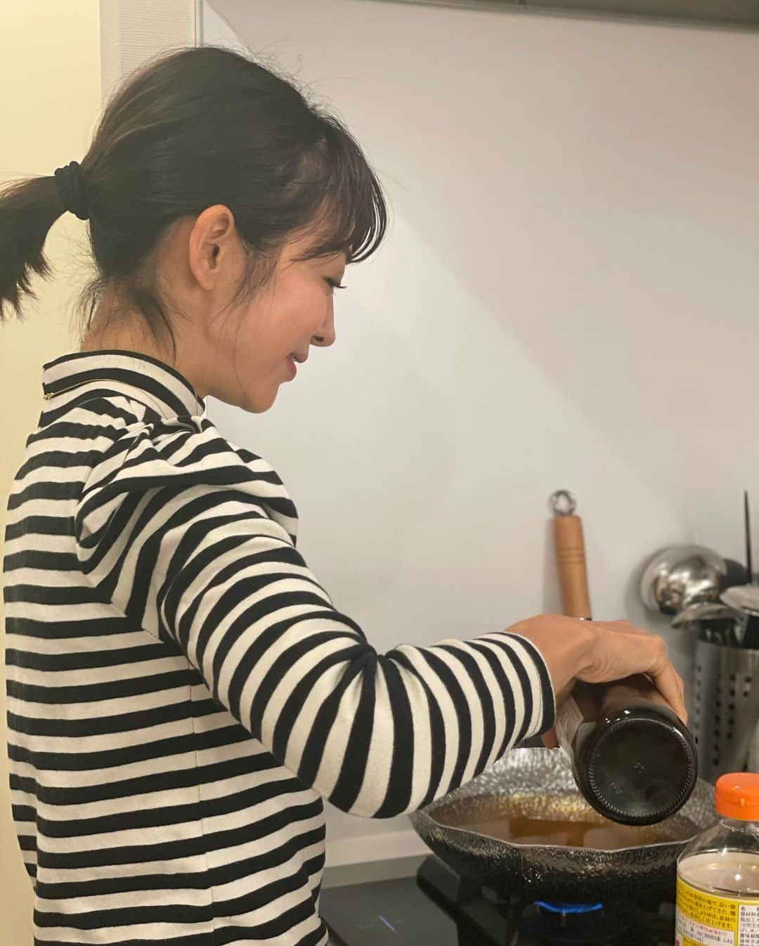 沢瀉美緒さんのインスタグラム写真 - (沢瀉美緒Instagram)「※ Seasonal hot pot at @izumikimoto ‘s home 😋 . 泉ちゃんちでせり鍋。 この季節ならではなので、 終わる前に何度でも食べたい🤤 . この日の締めにはお蕎麦とお餅を入れて お子ちゃまもペロリと食べていました。 . 絵本読んでーと言う @m.n.h.memory が 英語で言うと、一生懸命真似して発音してくれた🤭 . いつも楽しい時間をありがとう😊 . 会社帰りの三越だとせりがお値打ちになってることが 多いのでまたやろう！笑 . . #せり鍋 #三関せり #せり #芹 #おうちごはん」12月9日 23時22分 - mio_omodaka