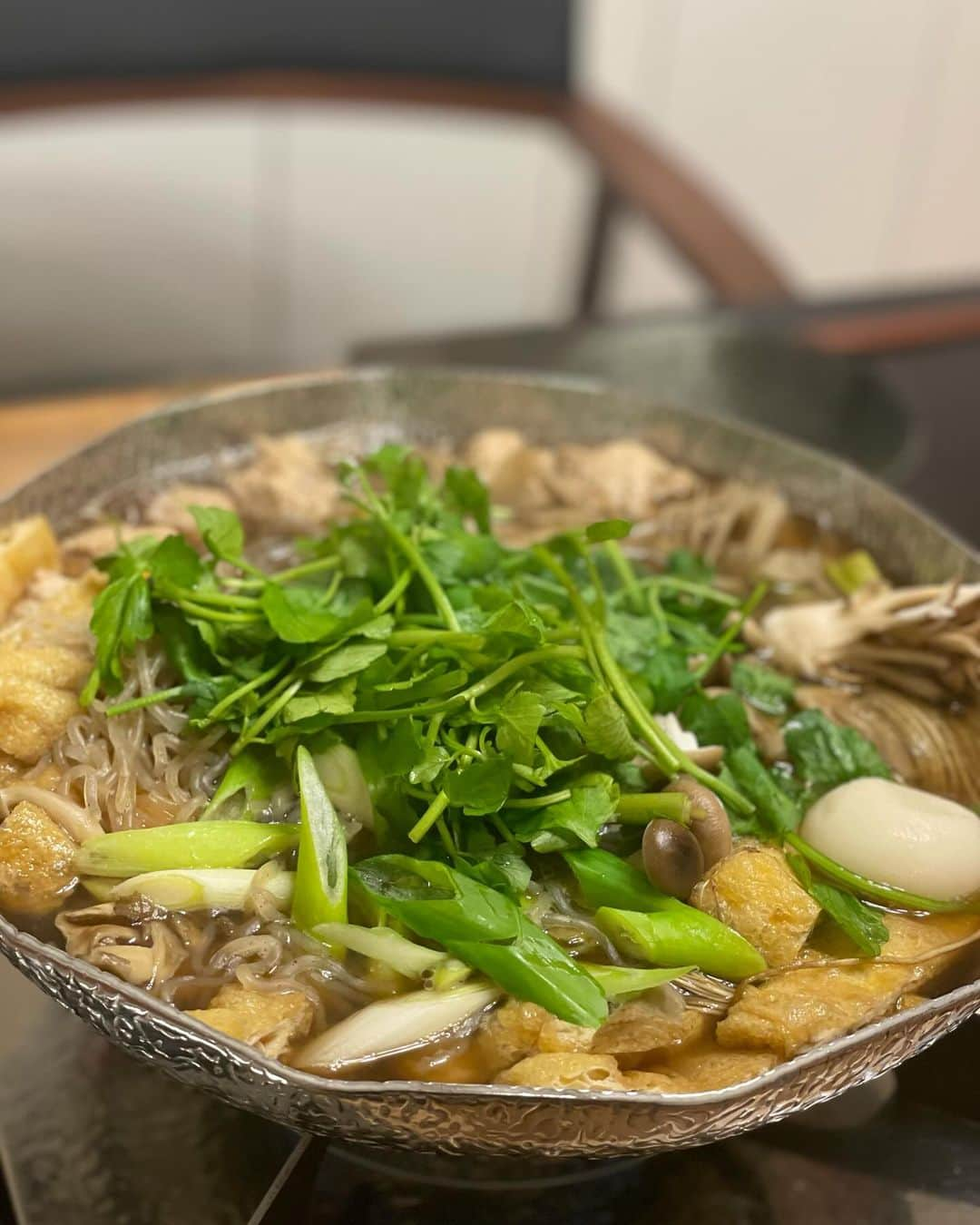 沢瀉美緒のインスタグラム：「※ Seasonal hot pot at @izumikimoto ‘s home 😋 . 泉ちゃんちでせり鍋。 この季節ならではなので、 終わる前に何度でも食べたい🤤 . この日の締めにはお蕎麦とお餅を入れて お子ちゃまもペロリと食べていました。 . 絵本読んでーと言う @m.n.h.memory が 英語で言うと、一生懸命真似して発音してくれた🤭 . いつも楽しい時間をありがとう😊 . 会社帰りの三越だとせりがお値打ちになってることが 多いのでまたやろう！笑 . . #せり鍋 #三関せり #せり #芹 #おうちごはん」