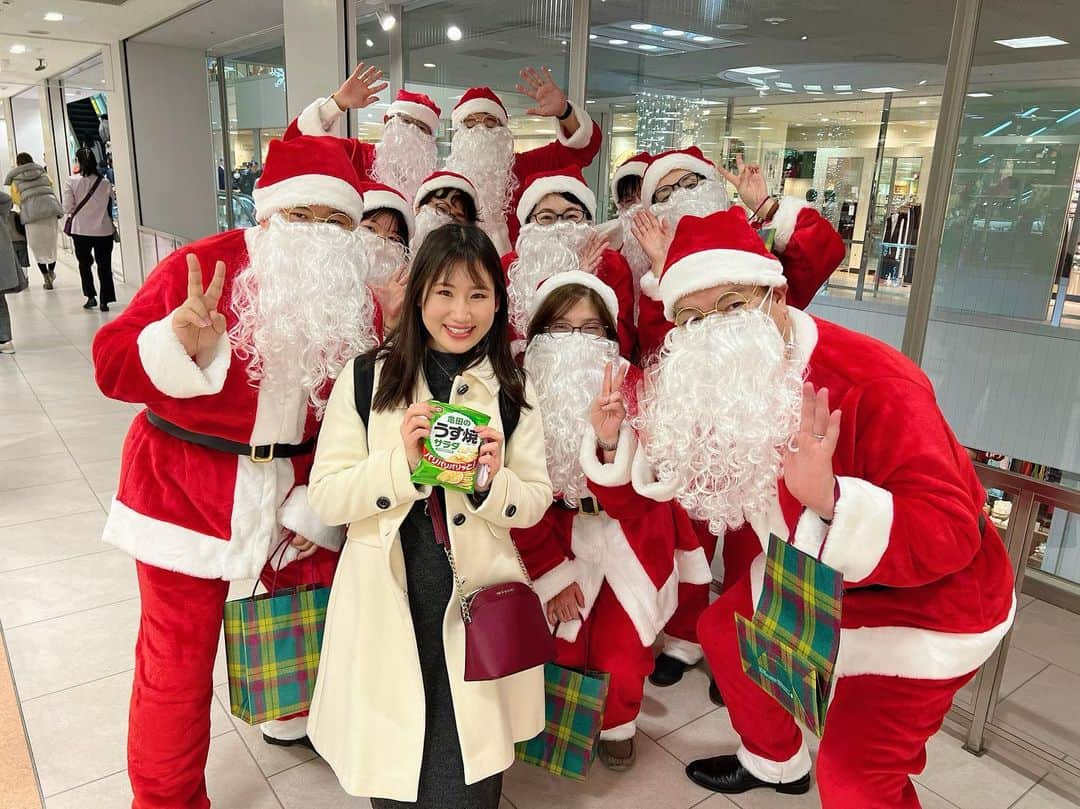 横山天音のインスタグラム：「あるいてたらサンタさんあるいてきたwww  クリスマスプレゼントに せんべいまでくれた。  幸せすぎる🤤」