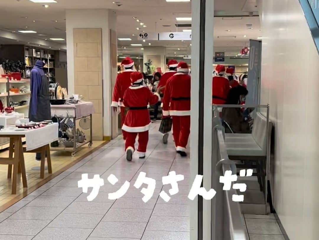 横山天音さんのインスタグラム写真 - (横山天音Instagram)「あるいてたらサンタさんあるいてきたwww  クリスマスプレゼントに せんべいまでくれた。  幸せすぎる🤤」12月9日 23時22分 - amagon5546