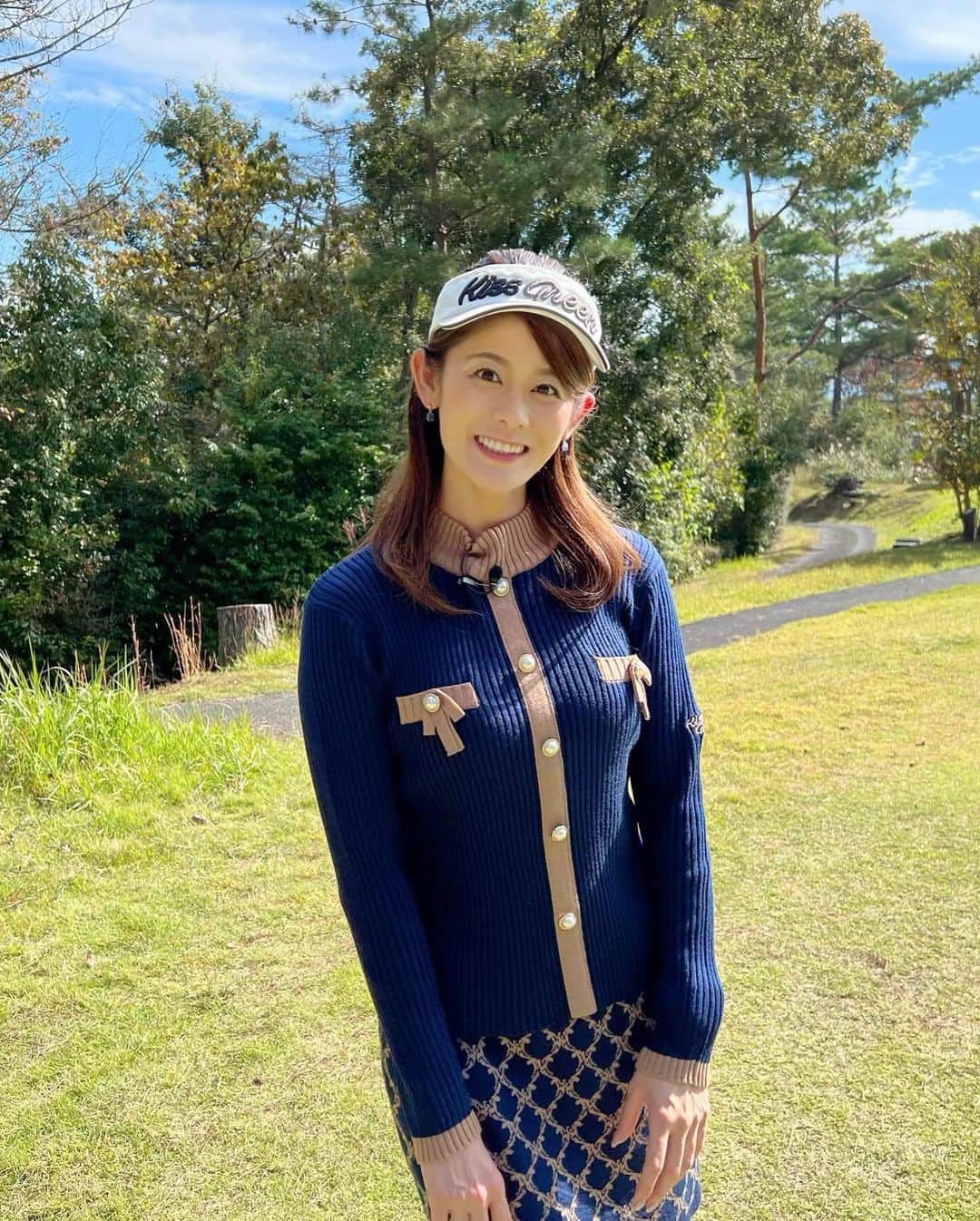 徳原恵梨さんのインスタグラム写真 - (徳原恵梨Instagram)「今回の衣装🏌️‍♀️❤️ ⁡ ウェアは　@kissonthegreen ❤️ 私服でも着れそうなぐらいオシャレ🥰💓 しかもニット素材でスイングもしやすいんですよ🏌️‍♀️💓✨可愛くて動きやすいなんて最高ですね😍 ⁡ ⁡ ゴルフシューズは　@worldgolfjp で販売中のFILAゴルフ👟❤️ とても歩きやすく、スイングしやすいですよ〜🏌️‍♀️✨ ⁡ ⁡ ⁡ #原田伸郎のめざせパーゴルフ #ゴルフ #ゴルフ女子 #ゴルフ男子 #女子ゴルフ #golf #パーゴルフ #ゴルフ番組  #ゴルフ大好き #ゴルフ好き #スコアアップ #ゴルフレッスン #ゴルフウェア #レディースゴルフウェア #ラウンド #ゴルフ場  #ゴルフコーデ #kissonthegreen #キスオンザグリーン #golfwear  #バイザー #スカート #ワールドゴルフ #ゴルフスパイク #ゴルフシューズ #FILA #フィラ #徳原恵梨」12月9日 23時17分 - elly_0216