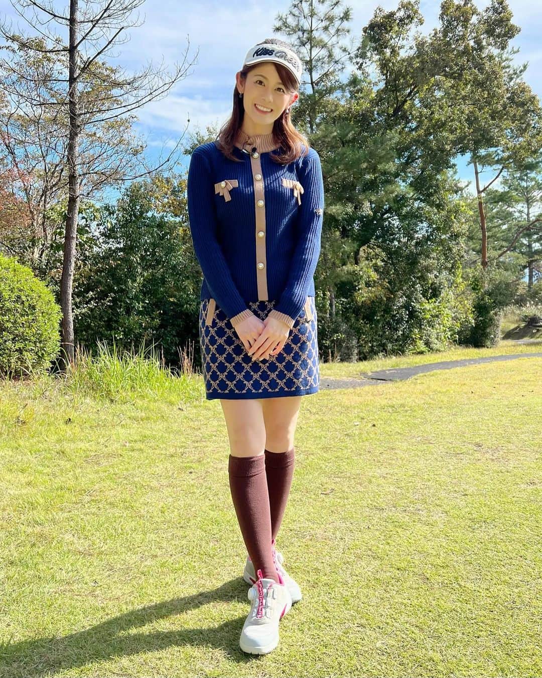 徳原恵梨さんのインスタグラム写真 - (徳原恵梨Instagram)「今回の衣装🏌️‍♀️❤️ ⁡ ウェアは　@kissonthegreen ❤️ 私服でも着れそうなぐらいオシャレ🥰💓 しかもニット素材でスイングもしやすいんですよ🏌️‍♀️💓✨可愛くて動きやすいなんて最高ですね😍 ⁡ ⁡ ゴルフシューズは　@worldgolfjp で販売中のFILAゴルフ👟❤️ とても歩きやすく、スイングしやすいですよ〜🏌️‍♀️✨ ⁡ ⁡ ⁡ #原田伸郎のめざせパーゴルフ #ゴルフ #ゴルフ女子 #ゴルフ男子 #女子ゴルフ #golf #パーゴルフ #ゴルフ番組  #ゴルフ大好き #ゴルフ好き #スコアアップ #ゴルフレッスン #ゴルフウェア #レディースゴルフウェア #ラウンド #ゴルフ場  #ゴルフコーデ #kissonthegreen #キスオンザグリーン #golfwear  #バイザー #スカート #ワールドゴルフ #ゴルフスパイク #ゴルフシューズ #FILA #フィラ #徳原恵梨」12月9日 23時17分 - elly_0216