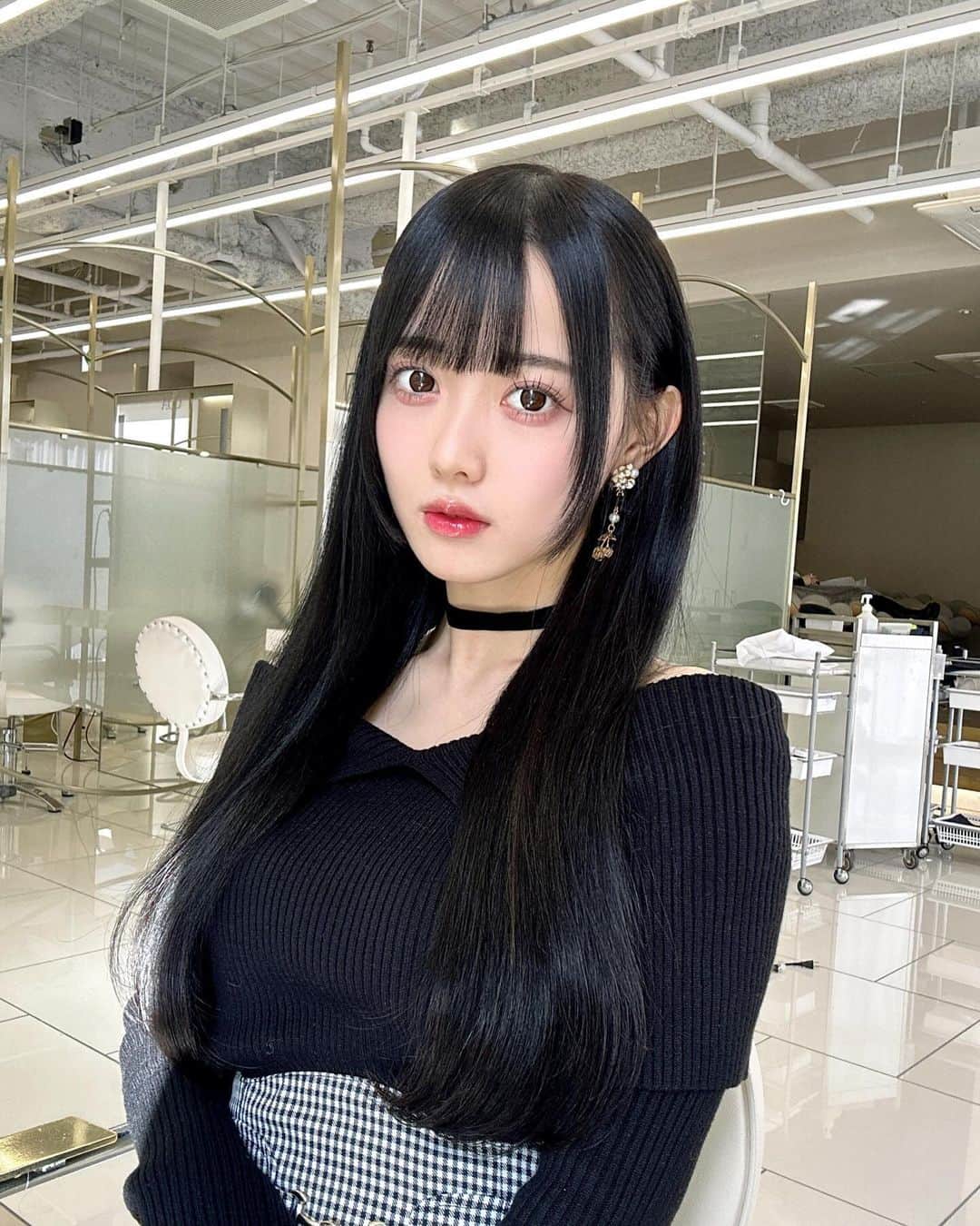 松本ももなさんのインスタグラム写真 - (松本ももなInstagram)「黒髪ストレート好き？🖤⋆͛*͛🎀 スーパーロングヘアもらキラッキラ✨  美容院いってきまちた💇‍♀️  #ももなのきょコ ・GRLで一目惚れニット💓おしゃかわちぃ❤︎ ・手持ちのイヤリングの9割は…！！ 数年前からnribbonさんの購入して愛用してます🩷  #PR #coa #dazzlin #GRL #グレイル #グレイル購入品 #黒髪 #黒髪ロング #ロングヘア #blackhair #blackstyle #大人コーデ #ブラックコーデ」12月9日 23時19分 - momona.1012