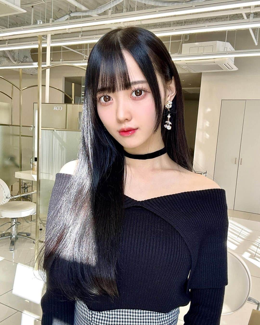 松本ももなさんのインスタグラム写真 - (松本ももなInstagram)「黒髪ストレート好き？🖤⋆͛*͛🎀 スーパーロングヘアもらキラッキラ✨  美容院いってきまちた💇‍♀️  #ももなのきょコ ・GRLで一目惚れニット💓おしゃかわちぃ❤︎ ・手持ちのイヤリングの9割は…！！ 数年前からnribbonさんの購入して愛用してます🩷  #PR #coa #dazzlin #GRL #グレイル #グレイル購入品 #黒髪 #黒髪ロング #ロングヘア #blackhair #blackstyle #大人コーデ #ブラックコーデ」12月9日 23時19分 - momona.1012