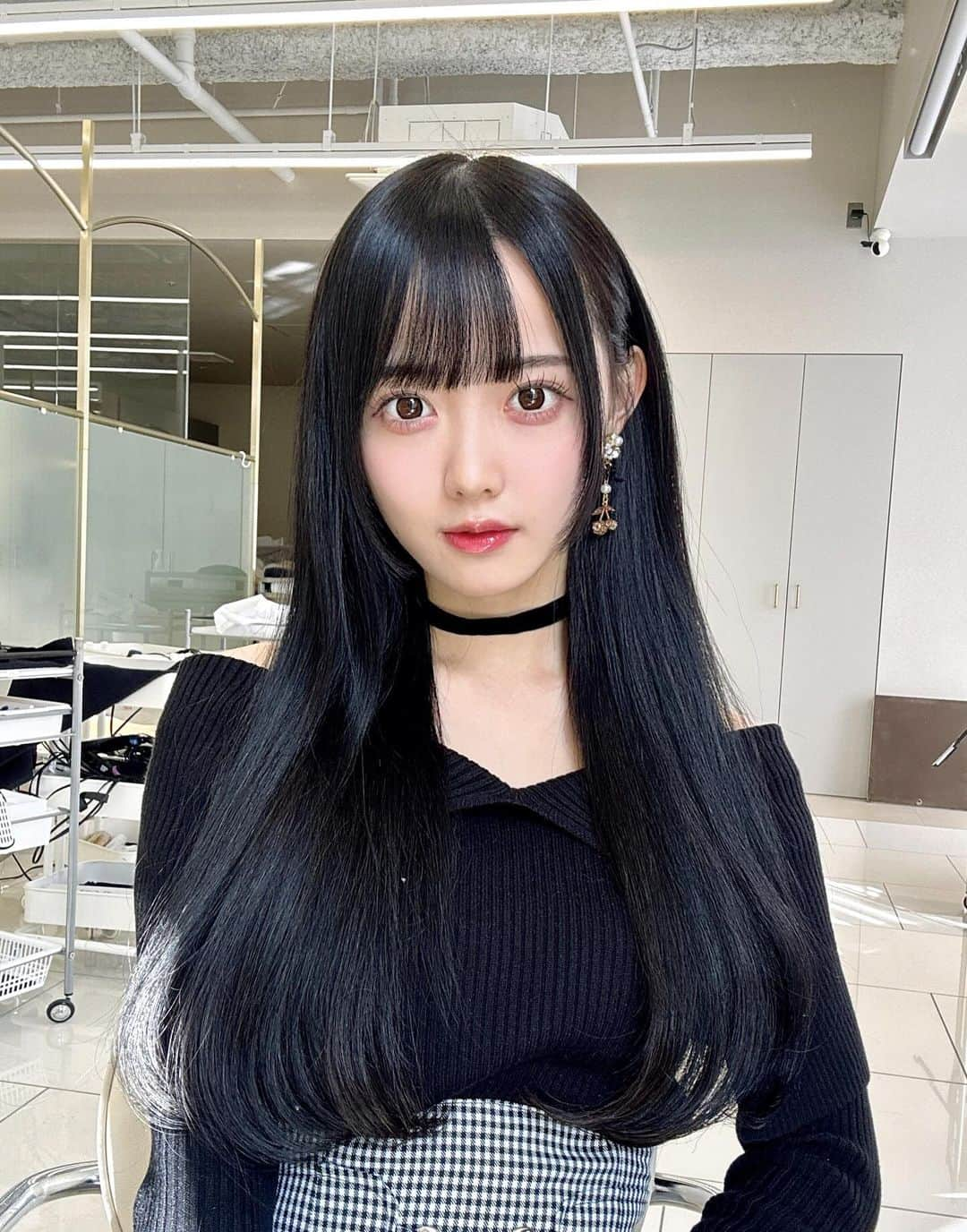 松本ももなのインスタグラム：「黒髪ストレート好き？🖤⋆͛*͛🎀 スーパーロングヘアもらキラッキラ✨  美容院いってきまちた💇‍♀️  #ももなのきょコ ・GRLで一目惚れニット💓おしゃかわちぃ❤︎ ・手持ちのイヤリングの9割は…！！ 数年前からnribbonさんの購入して愛用してます🩷  #PR #coa #dazzlin #GRL #グレイル #グレイル購入品 #黒髪 #黒髪ロング #ロングヘア #blackhair #blackstyle #大人コーデ #ブラックコーデ」