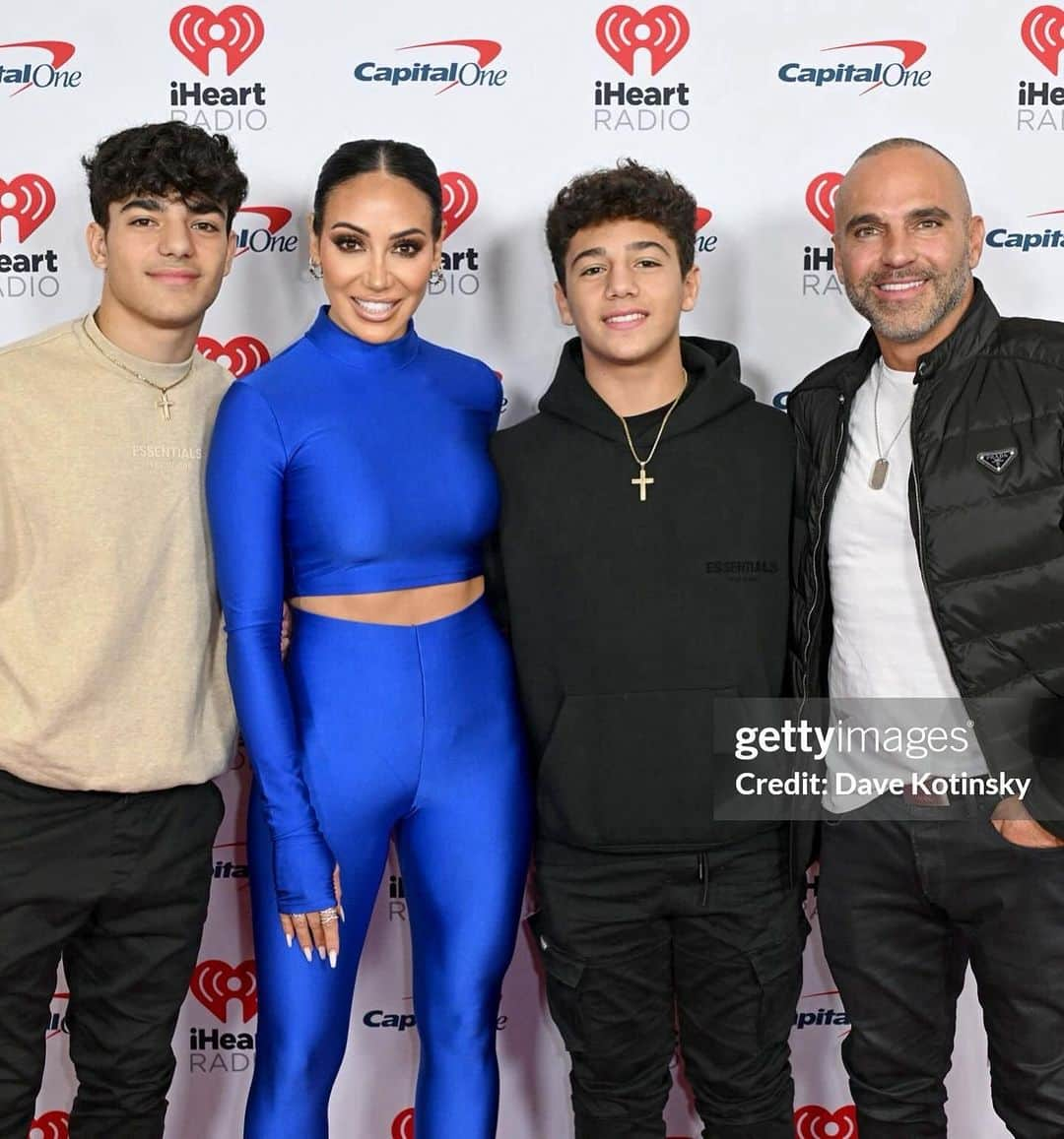 メリッサ・ゴーガのインスタグラム：「Always take @antoniagorgaa to @iheartjingleball every year🎄 she had an exam and couldn’t come 😢But was so happy to take my boys and make memories with them❣️ Happy holidays everyone! 🎄🎄」