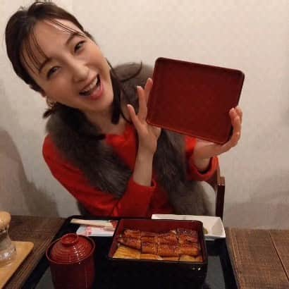 藤原宏美（ひろみん）のインスタグラム：「【こだわり感じるニホンウナギの新店】  今春、奈良にオープンしたこちら👇  ＼ 鰻乃姫川 ／  やっと行けたー🙌  白焼と蒲焼が半尾ずつ入った 欲張りな「白蒲重」にしたよ❤️  #数量限定 #贅沢なセット  大きな鰻～！！ってビックリ！！ 通常の1.5～2倍の大きさなのだとか🎵  ニホンウナギを使用されてるよ😊  大好きな山椒をたっぷりかけて 本わさびや柚子胡椒で いただきまーすっっ😍  ふっくら食べ応えあるのに お値段がリーズナブルで これまたビックリ！！  古民家でお庭もあって 和服でスタッフさんが お迎えしてくれるし、  カジュアルでありながら 落ち着く雰囲気😊  奈良で鰻が食べたくなったら ぜひ利用してみてね🎵   PR @unaginohimekawa  #鰻乃姫川 #うなぎランチ #うなぎディナー#奈良ごはん #うなぎ屋 #奈良鰻 #naragourmet #naratravel #ニホンウナギ #奈良グルメ #奈良ランチ #奈良ディナー #奈良旅行 #奈良観光 #奈良新店 #奈良 #nara #藤原宏美」