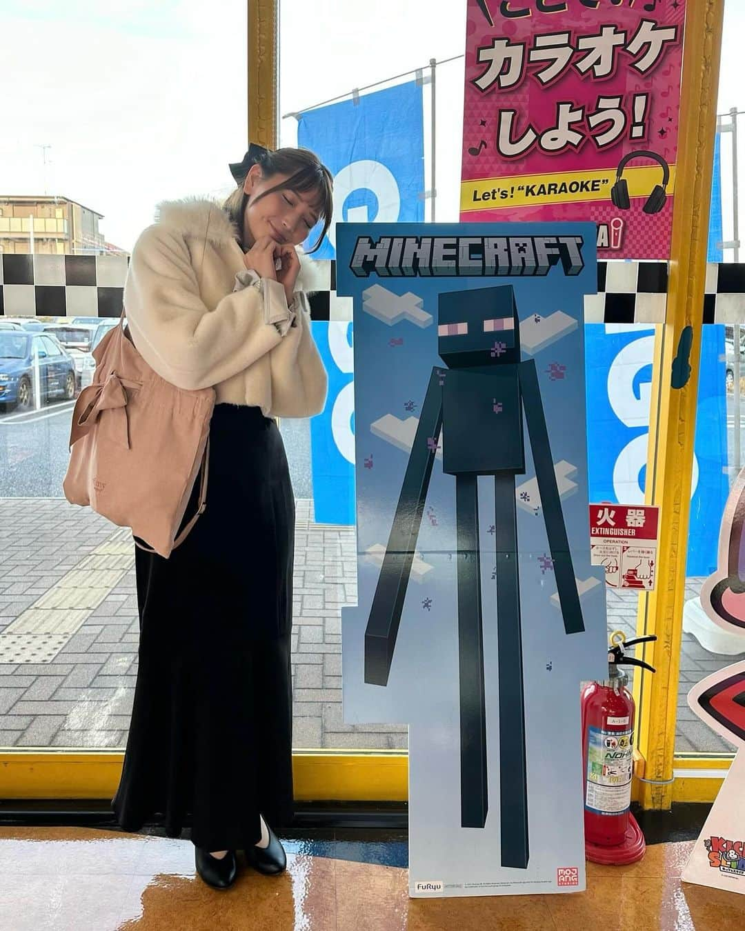 あまつ様のインスタグラム：「🧱  最近マイクラにハマってて  エンダーマンちゃんが可愛くて好き……………🤍🤍  たまたま出会っちゃったから2ショ撮らせていただいた🫶🏻  年明け時間が出来たら配信したいなあ🥹  　  #あまつまりな #あまつ様 #私服」