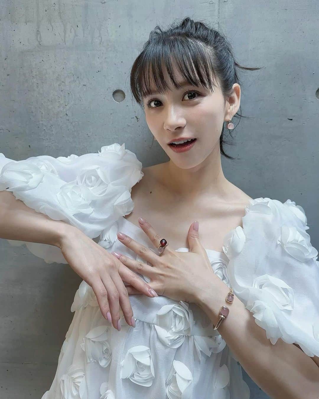 西脇綾香さんのインスタグラム写真 - (西脇綾香Instagram)「🫰🏻 ❄️⛄️🪽  #whitedress #ゆきだるま #ころんころん #ヒールの華奢さ #シンデレラ #がんばってね私のツマサキ  Netflix “韓国ドラマな恋がしたい” 配信中🧴🫧」12月9日 23時30分 - a_chan.prfm_p000001