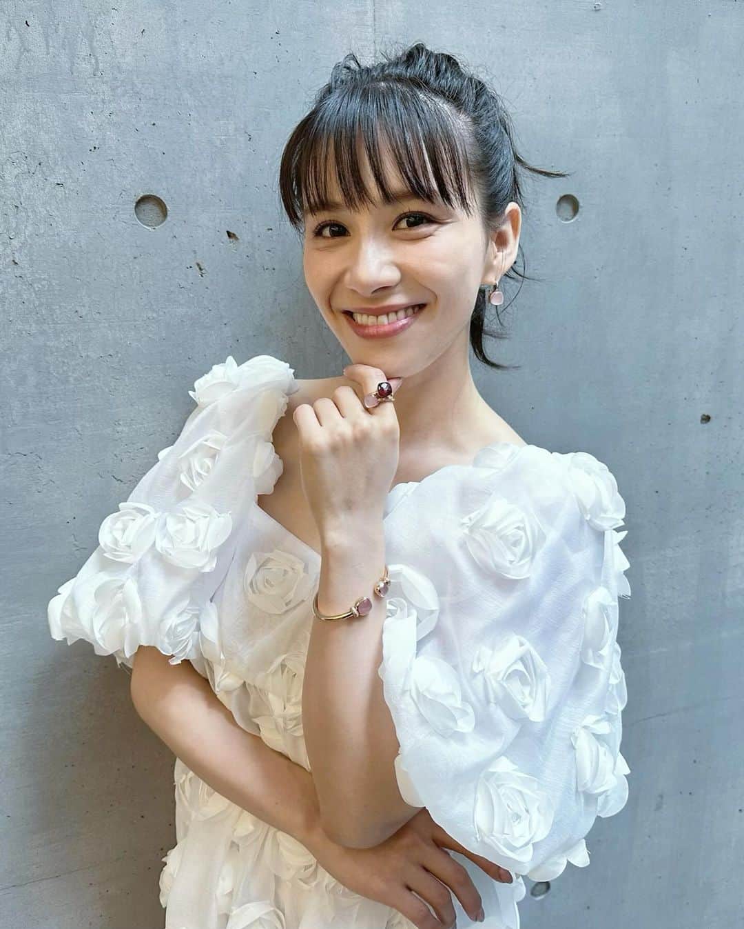 西脇綾香さんのインスタグラム写真 - (西脇綾香Instagram)「🫰🏻 ❄️⛄️🪽  #whitedress #ゆきだるま #ころんころん #ヒールの華奢さ #シンデレラ #がんばってね私のツマサキ  Netflix “韓国ドラマな恋がしたい” 配信中🧴🫧」12月9日 23時30分 - a_chan.prfm_p000001