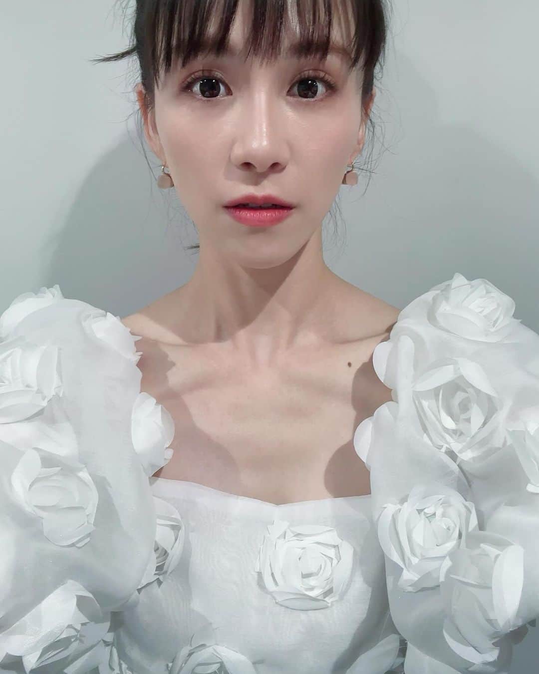 西脇綾香さんのインスタグラム写真 - (西脇綾香Instagram)「🫰🏻 ❄️⛄️🪽  #whitedress #ゆきだるま #ころんころん #ヒールの華奢さ #シンデレラ #がんばってね私のツマサキ  Netflix “韓国ドラマな恋がしたい” 配信中🧴🫧」12月9日 23時30分 - a_chan.prfm_p000001