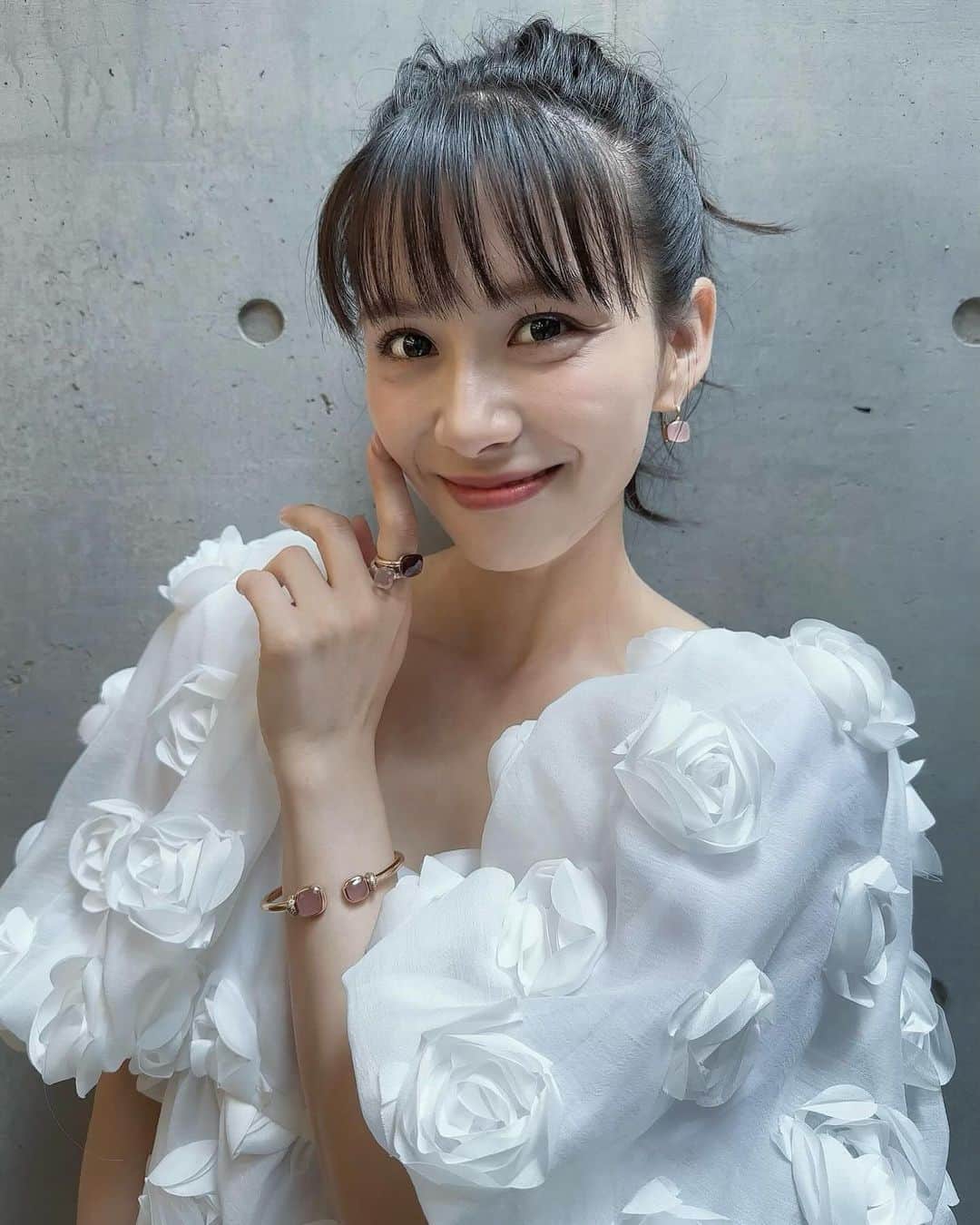 西脇綾香さんのインスタグラム写真 - (西脇綾香Instagram)「🫰🏻 ❄️⛄️🪽  #whitedress #ゆきだるま #ころんころん #ヒールの華奢さ #シンデレラ #がんばってね私のツマサキ  Netflix “韓国ドラマな恋がしたい” 配信中🧴🫧」12月9日 23時30分 - a_chan.prfm_p000001