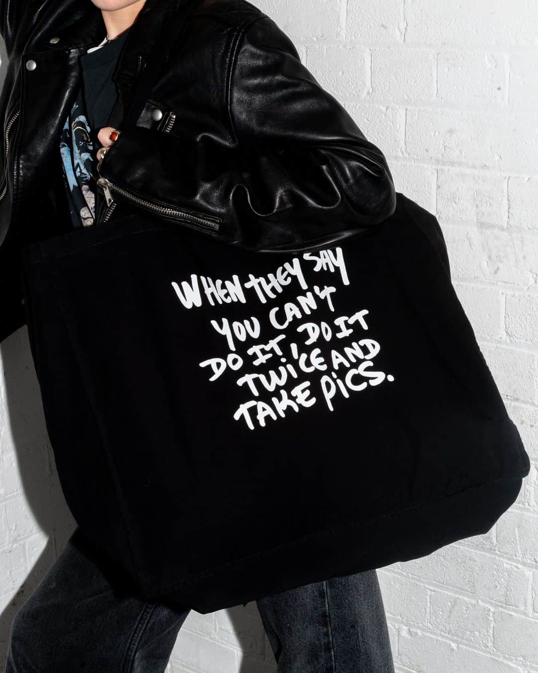 オールセインツのインスタグラム：「Carry it well. And take pics.  @thomaslelu x AllSaints」