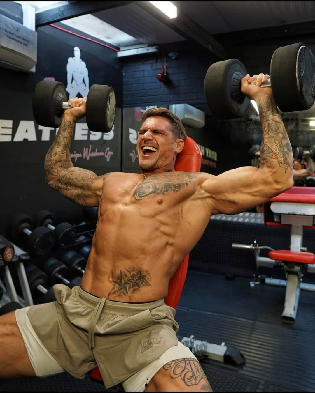 ロス・ディッカーソンのインスタグラム：「Boulder Shoulders💪Save & smash this all round size building ‘Delt Workout’ | Tag@ a friend who needs this! Gym shorts @vqfit - DB Shoulder Press - 4 x 8-10 Lateral Raises - 3 x 10-12 Cable Reverse Fly - 4 x 10-12 EZ Bar Upright Row - 3 x 10-12 Cable Rope Front Raises - 3 x 10-12 Seated DB Shrugs - 3/4 x 8-10 (90sec Rest Between Sets & 2min Between Exercises, DON’T BE A B*TCH) - #shoulders」