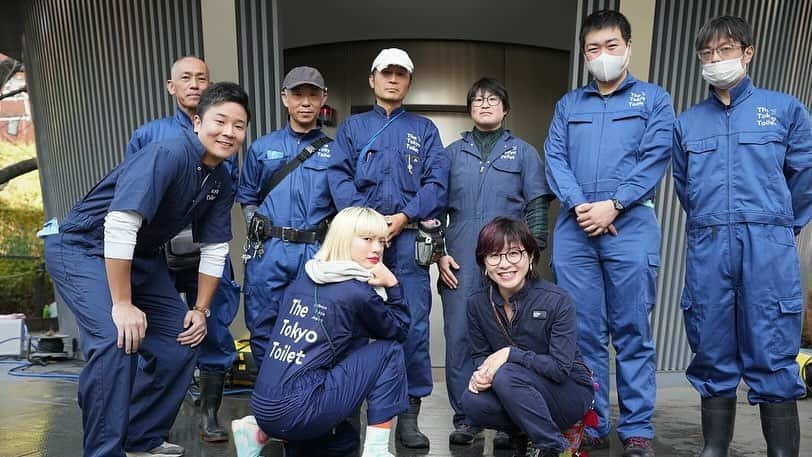 アオイヤマダさんのインスタグラム写真 - (アオイヤマダInstagram)「「TOHO CINEMAS BOAT」🚽 公衆トイレの清掃、映画『PERFECT DAYS』の鑑賞、 二つの体験を通して何かを得て、 意見交換や絵で交流するプロジェクトに参加させて頂きました。  この映画に関わらせてもらってから、 公共のトイレへの意識が変わりました。 自分でしっかりと綺麗に清掃できれば一番だけど、 10のうち10出来なくても、10のうち1できてそれがずっと続けば、それは一番のメンテナンスになると思います。  作品中の清掃の動き、清掃前の呼びかける「トントン」(誰か入ってますか？)の呼びかけを組み合わせた 『トントントイレのおんど』を 安藤忠雄さんのトイレを踊りながらぐるりと探検しました🚽  TTT @thetokyotoilet_official の皆さんのもと、 清掃の仕方も教えて頂き、初めてみる清掃道具や個々のこだわりに感動しました。  トイレ　が自分にとってどんな存在なのか、 ほとんどが当たり前になってしまった今、 問い直すためのきっかけ作りが大切なんだと、感じました。  映画『PERFECT DAYS』公開は12/22。 #TOHOcinemasboat #PERFECTDAYS #wimwenders  #TheTokyoToilet  参加して頂いた皆様、ありがとうございました😊  劇中歌　#ninasimone #feelinggood   『トイレ』ドレスを作って頂いた @hirosumi_saito さん、ありがとうございました🥹」12月9日 23時36分 - aoiyamada0624