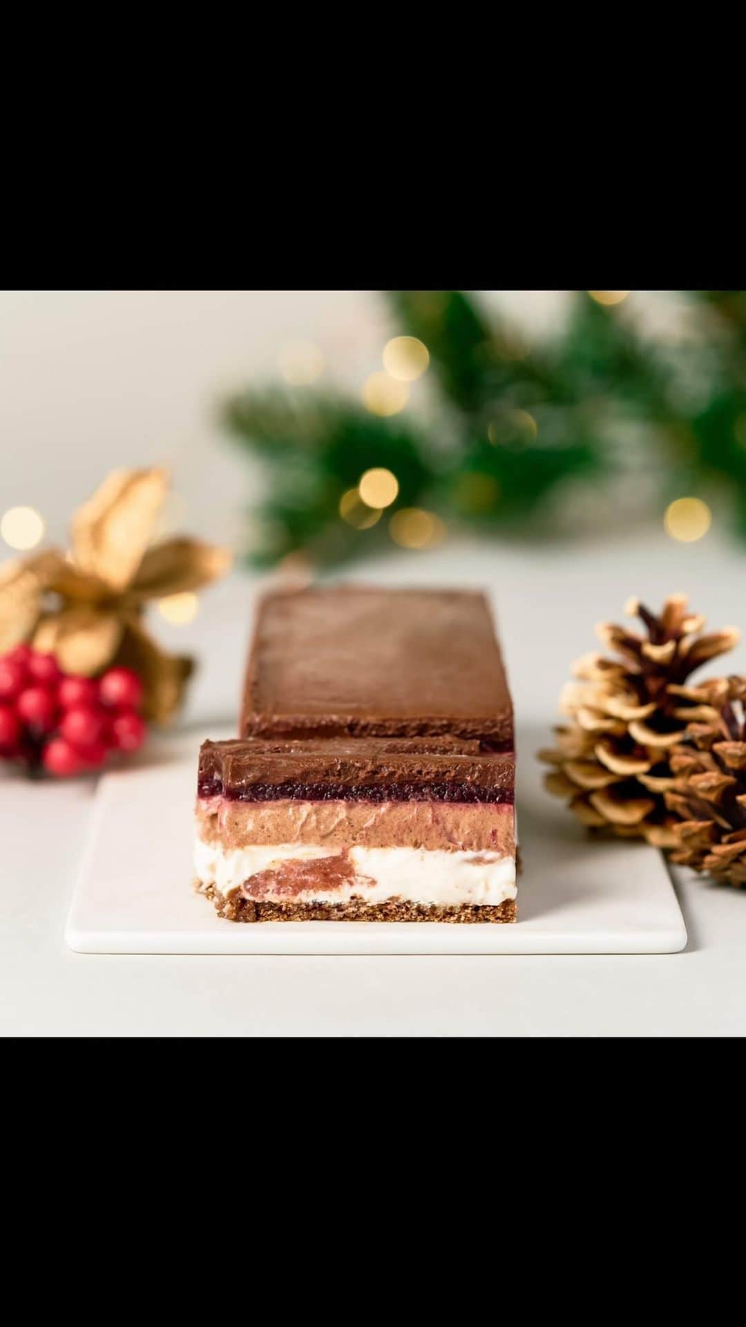 Minimal-BeantoBarChocolate-のインスタグラム：「ホリデーシーズン限定で、チェリーとチョコレートを使った特別なケーキをご用意しています！  フランス語で"黒い森"を意味する、チェリーとチョコレートを使ったスイーツ『フォレ・ノワール』をイメージした、６層仕立ての華やかなケーキです。  チョコレート専門店らしいさまざまな特徴のカカオを組み合わせた複雑なチョコレートの風味に、甘酸っぱいチェリーゼリーや、ムースに用いたキルシュの香りと合わせて、ホリデーシーズンらしい華やかな味わいを存分にお楽しみください！  ————————  　ノエル・ドゥ・ショコラ 　3,980円（税込） 　※WEB・全店舗(富ヶ谷本店・代々木上原店・祖師ヶ谷大蔵店・麻布台ヒルズ店)にて販売中 　 ————————  #MinimalChocolate #MinimalBeanToBarChocolate #craftchocolate #東京カフェ #東京カフェ巡り #東京カフェ部 #東京カフェめぐり #TokyoChocolate #BeantoBatChocolate #クリスマスケーキ #チョコレートケーキ #フォレノワール #チェリーケーキ　#お取り寄せ #通販ケーキ #チョコケーキ #代々木公園 #代々木上原 #yoyogipark #yoyogiuehara #麻布台ヒルズ #祖師ヶ谷大蔵 #クリスマス #クリスマスケーキ2024 #手土産スイーツ」