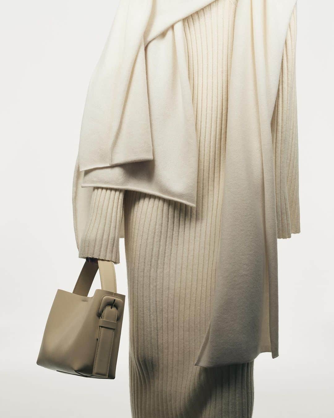 ARKETさんのインスタグラム写真 - (ARKETInstagram)「LOOK 11. High-Neck Rib Dress, Cashmere Scarf, Cashmere Hood, Merrell Moab Speed Thermo Mid Hikers, Leather Crossbody Bag.   LOOK 12. Oversized Wool Coat, Velvet Wrap Skirt, Wool Top, Wool Scarf, Buckle Leather Belt, Cashmere Hood, adidas adiFOM Superstar Boots.  - Explore the full edit: link in bio. - #ARKET」12月9日 23時37分 - arketofficial