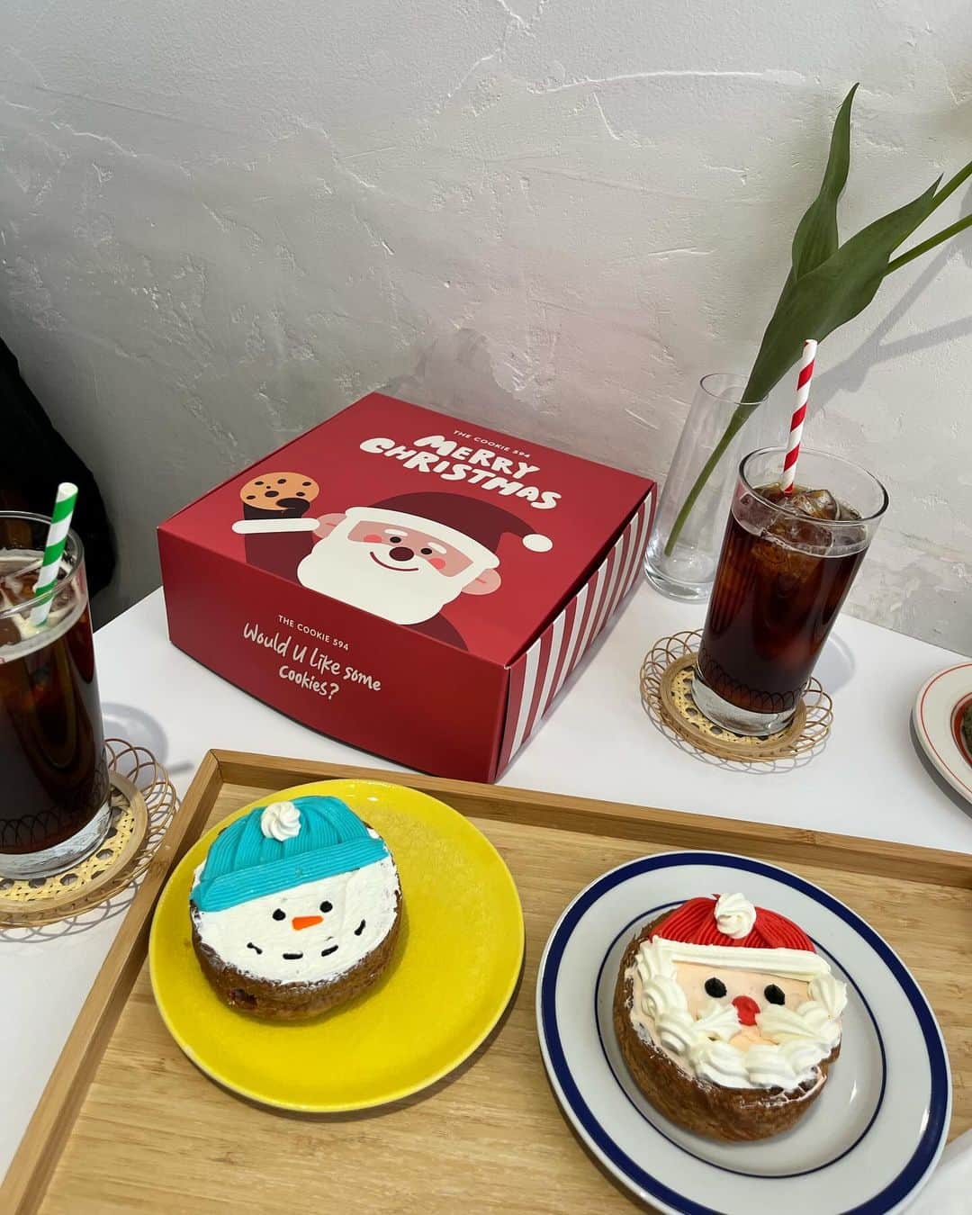 森戸知沙希のインスタグラム：「クリスマス仕様で可愛かった🎄🌟🎅⛄️ 　 　     #cafe #カフェ #カフェ巡り #東京カフェ #クリスマス #チョコミント#みんちょ #チョコミントオレオ  #ちゃっかりチョコミントクッキーも買った #笑 #thecookie594」