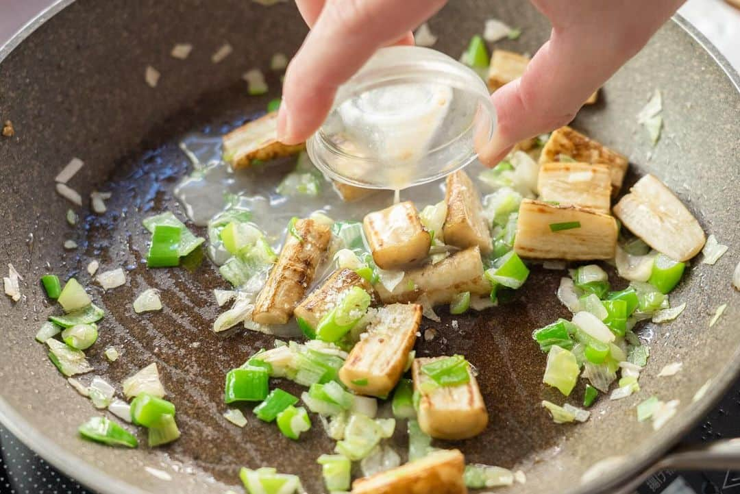 ぐっち夫婦さんのインスタグラム写真 - (ぐっち夫婦Instagram)「野菜おつまみ☺️ 今日は「ごぼうのネギ塩炒め」  🙋‍♂️うまい組み合わせ見つけたんだよね😁 🙋‍♀️ネギ塩合う…！  ごぼうの食感と香りに、ネギ塩がちょうどいい。 お酒のおつまみに持ってこいの味わいです〜！ 週末のお酒時間のお供にぜひ＾＾ 作ってみてね〜⭐︎  🍳レシピ概要 カットしたごぼうを茹で、 フライパンにごま油を熱して炒めます。 長ネギみじん切りも加え、 さらに炒めたら、レモン汁、鶏がらスープ、 塩、水を入れて煮絡めます。 盛り付けたらホワイトペッパーをかけて。  ☻☻ⒽⒺⓁⓁⓄ☻☻  「ごぼうのネギ塩炒め」 🥞分量：2人分 ⏰調理時間：20分 ⭐️難易度：★☆☆  ごぼう　1/2本（85g） 長ネギ　1/2本 ごま油　大さじ1 ホワイトペッパー　少々 【A】 レモン汁　大さじ1 鶏ガラスープの素　小さじ1 塩　小さじ1/4 水　大さじ1  🐣下準備🐣 ごぼうは洗い、皮をこそげて、3cm長さの食べやすいサイズに切り、12分ほど茹でる。長ネギはみじん切りにする。  🙋‍♂️炒める🙋‍♀️ フライパンにごま油を中火で熱し、ごぼうを炒める。ごぼうに焼き色がついてきたら、長ネギを加え、しんなりするまで炒め合わせる。  🙋‍♂️煮絡める🙋‍♀️ Aを加え、汁気がなくなるまで煮絡める。  🙋‍♂️盛り付ける🙋‍♀️ 皿に盛り、ホワイトペッパーをかける。  ***  さっぱり塩だれ味のおつまみ＾＾ みじん切りの長ネギの香りも豊かで、 おいしい歯ごたえも楽しめます♪  ***  ぐっち夫婦の今日なにたべよう？🙋‍♂️🍽🙋‍♀️  ***  🐣お知らせ🐣  📘新刊✨好評発売中！ 「いろいろつくってきたけど、やっぱりこの味」  🎦 YouTube 【ぐっち夫婦のふたりごはん】でも レシピ配信しています〜！ 遊びにきてね🙋‍♂️🙋‍♀️ @gucci_fuufu  💬 LINEでレシピ検索できます！ @gucci_fuufu にて  ☻☻ⒽⒺⓁⓁⓄ☻☻  #japanesefood #japanesefoods #レシピ #料理記録 #手作り料理 #簡単レシピ #ふたりごはん#夕ご飯 #晩ご飯 #お家ご飯 #手料理 #今日のごはん #ぐっち夫婦 #料理好きな人と繋がりたい #長ネギ #ごぼう #おつまみ #塩だれ」12月9日 23時42分 - gucci_fuufu