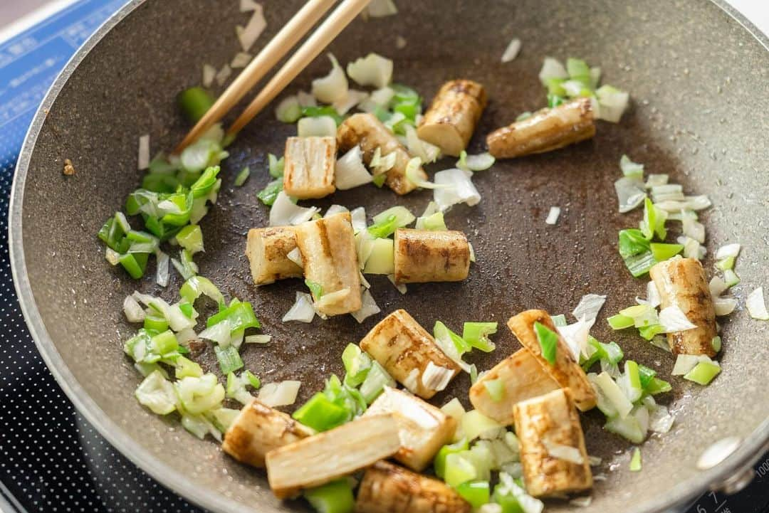 ぐっち夫婦さんのインスタグラム写真 - (ぐっち夫婦Instagram)「野菜おつまみ☺️ 今日は「ごぼうのネギ塩炒め」  🙋‍♂️うまい組み合わせ見つけたんだよね😁 🙋‍♀️ネギ塩合う…！  ごぼうの食感と香りに、ネギ塩がちょうどいい。 お酒のおつまみに持ってこいの味わいです〜！ 週末のお酒時間のお供にぜひ＾＾ 作ってみてね〜⭐︎  🍳レシピ概要 カットしたごぼうを茹で、 フライパンにごま油を熱して炒めます。 長ネギみじん切りも加え、 さらに炒めたら、レモン汁、鶏がらスープ、 塩、水を入れて煮絡めます。 盛り付けたらホワイトペッパーをかけて。  ☻☻ⒽⒺⓁⓁⓄ☻☻  「ごぼうのネギ塩炒め」 🥞分量：2人分 ⏰調理時間：20分 ⭐️難易度：★☆☆  ごぼう　1/2本（85g） 長ネギ　1/2本 ごま油　大さじ1 ホワイトペッパー　少々 【A】 レモン汁　大さじ1 鶏ガラスープの素　小さじ1 塩　小さじ1/4 水　大さじ1  🐣下準備🐣 ごぼうは洗い、皮をこそげて、3cm長さの食べやすいサイズに切り、12分ほど茹でる。長ネギはみじん切りにする。  🙋‍♂️炒める🙋‍♀️ フライパンにごま油を中火で熱し、ごぼうを炒める。ごぼうに焼き色がついてきたら、長ネギを加え、しんなりするまで炒め合わせる。  🙋‍♂️煮絡める🙋‍♀️ Aを加え、汁気がなくなるまで煮絡める。  🙋‍♂️盛り付ける🙋‍♀️ 皿に盛り、ホワイトペッパーをかける。  ***  さっぱり塩だれ味のおつまみ＾＾ みじん切りの長ネギの香りも豊かで、 おいしい歯ごたえも楽しめます♪  ***  ぐっち夫婦の今日なにたべよう？🙋‍♂️🍽🙋‍♀️  ***  🐣お知らせ🐣  📘新刊✨好評発売中！ 「いろいろつくってきたけど、やっぱりこの味」  🎦 YouTube 【ぐっち夫婦のふたりごはん】でも レシピ配信しています〜！ 遊びにきてね🙋‍♂️🙋‍♀️ @gucci_fuufu  💬 LINEでレシピ検索できます！ @gucci_fuufu にて  ☻☻ⒽⒺⓁⓁⓄ☻☻  #japanesefood #japanesefoods #レシピ #料理記録 #手作り料理 #簡単レシピ #ふたりごはん#夕ご飯 #晩ご飯 #お家ご飯 #手料理 #今日のごはん #ぐっち夫婦 #料理好きな人と繋がりたい #長ネギ #ごぼう #おつまみ #塩だれ」12月9日 23時42分 - gucci_fuufu