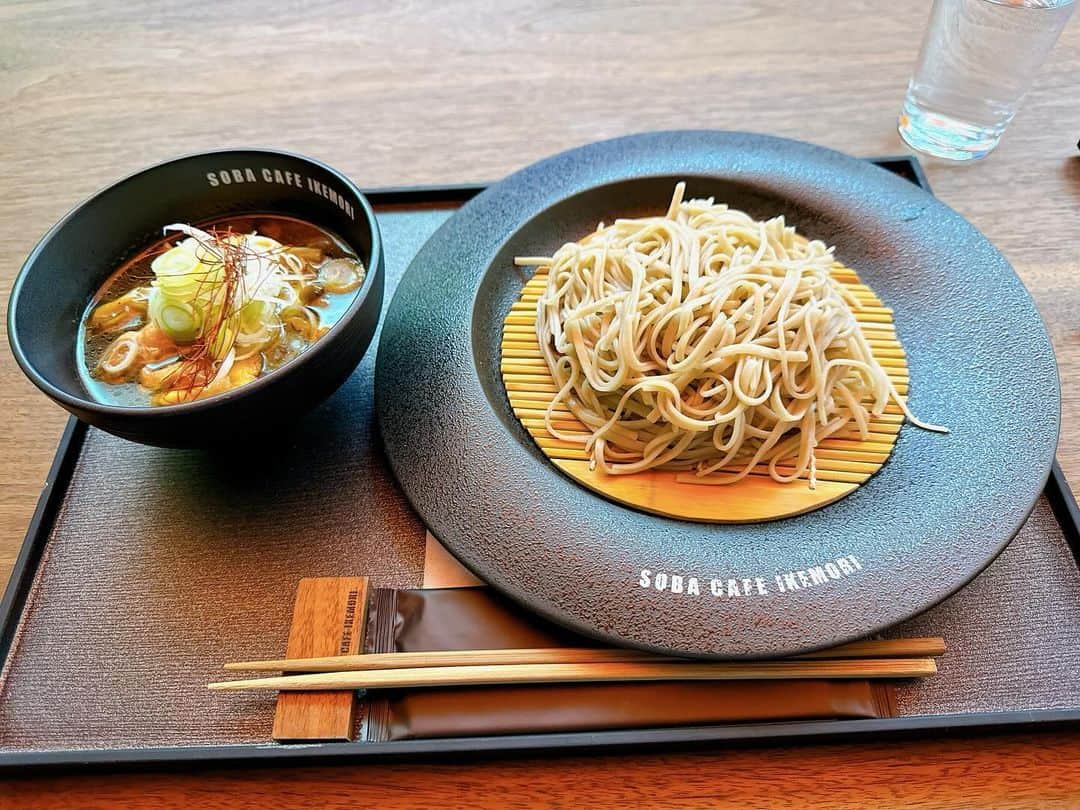 佐伯三貴さんのインスタグラム写真 - (佐伯三貴Instagram)「先日、母が東京に来たのでランチはSOBA cafe IKEMORIに行きたいって言っていたのでお腹をすかせてGO❣️  そしたら、なんと！！池森さんとばったりお会いする事ができてスーパーナイスタイミングで母も大喜び😍  美味しいお蕎麦を食べて幸せ気分いっぱいだったのにさらにさらに😍  池森さんのご好意でスタジア見学させていただきGOLD Discの数にビックリ🤩🤩🤩  めちゃくちゃ貴重な体験させてもらいました😭❤️  池森さん、本当にありがとうございました❣️  #このまま蕎麦だけを奪い去りたい #sobacafeikemori  #舞茸ペペロンチーノは神 #革命つけ蕎麦　はまじ蕎麦革命。 #食べたいのあり過ぎていつも迷う #ミリオンヒット #池森秀一」12月9日 23時43分 - threeprecious