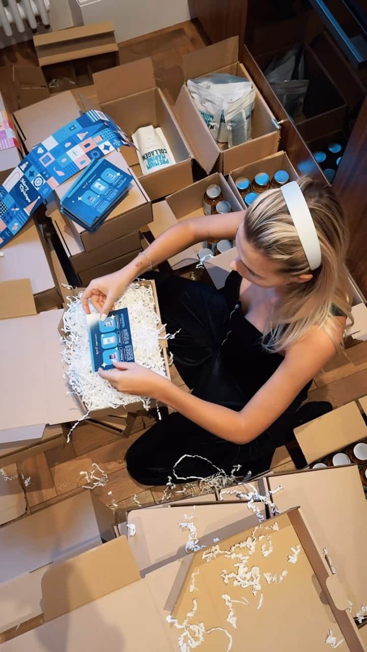 SANDRA KUBICKAのインスタグラム：「Ho Ho Ho! Mamy news’a dla fanów @sandrasfit o godzinie 18:00 koniecznie odpalcie stronę www.sandras.fit 🎅🏼 Przygotowaliśmy dla Was 4 rodzaje zestawów świątecznych 🎁  które będą idealne jako prezent pod choinkę dla Waszych bliskich 🎄 W zestawach znajdziecie życzenia, odrobinę słodyczy i coś dla zdrowia! Więcej info już za kilka godzin.. 🎅🏼  [marka własna]」