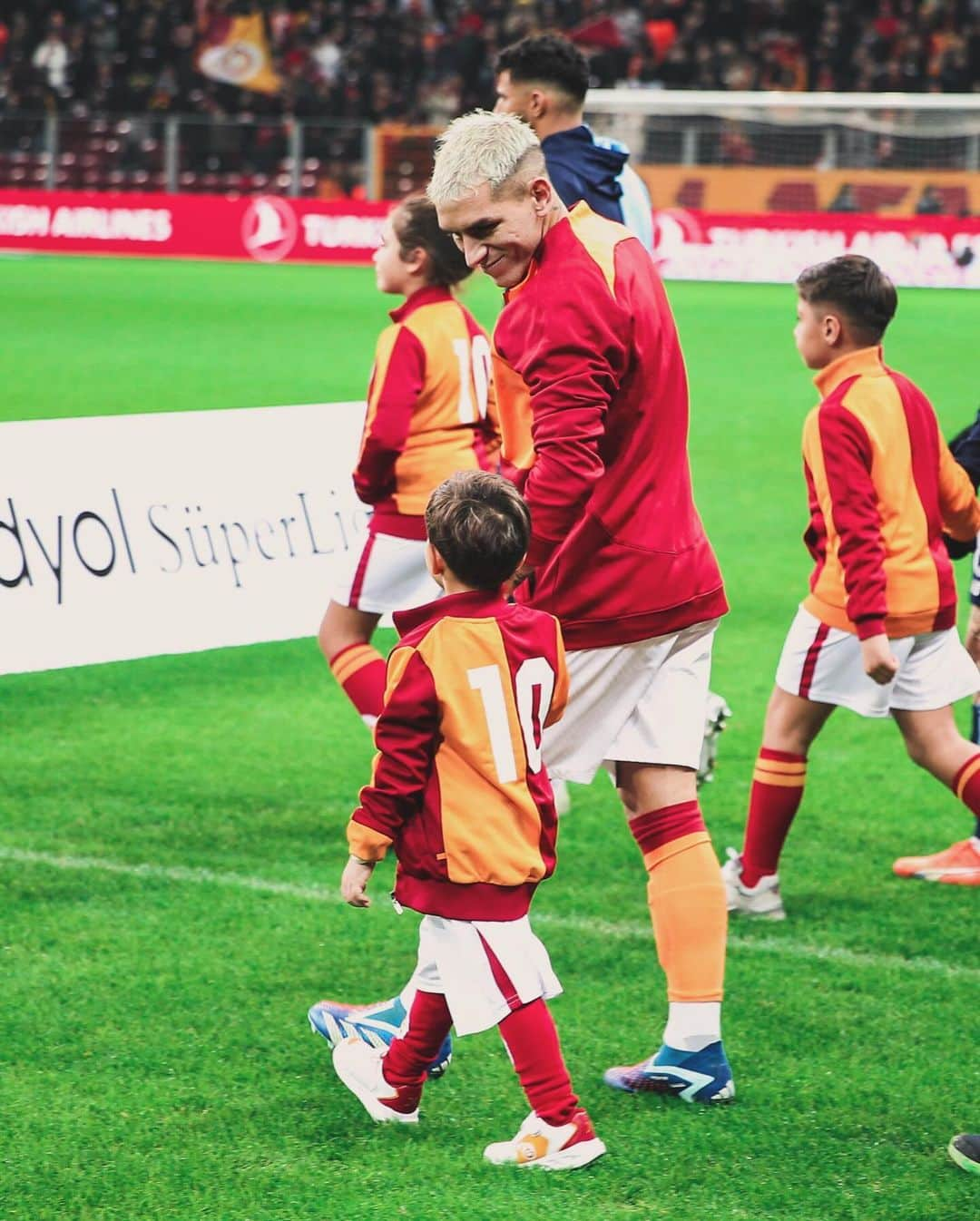 ルーカス・トレイラのインスタグラム：「En la sonrisa de un niño se refleja los más puro sentimientos de su alma. Cuidemos de ellos porque son la esencia social de la humanidad 🙏🏻 💛❤️   #graciasfutbol⚽️ #LT34🐜🇺🇾」