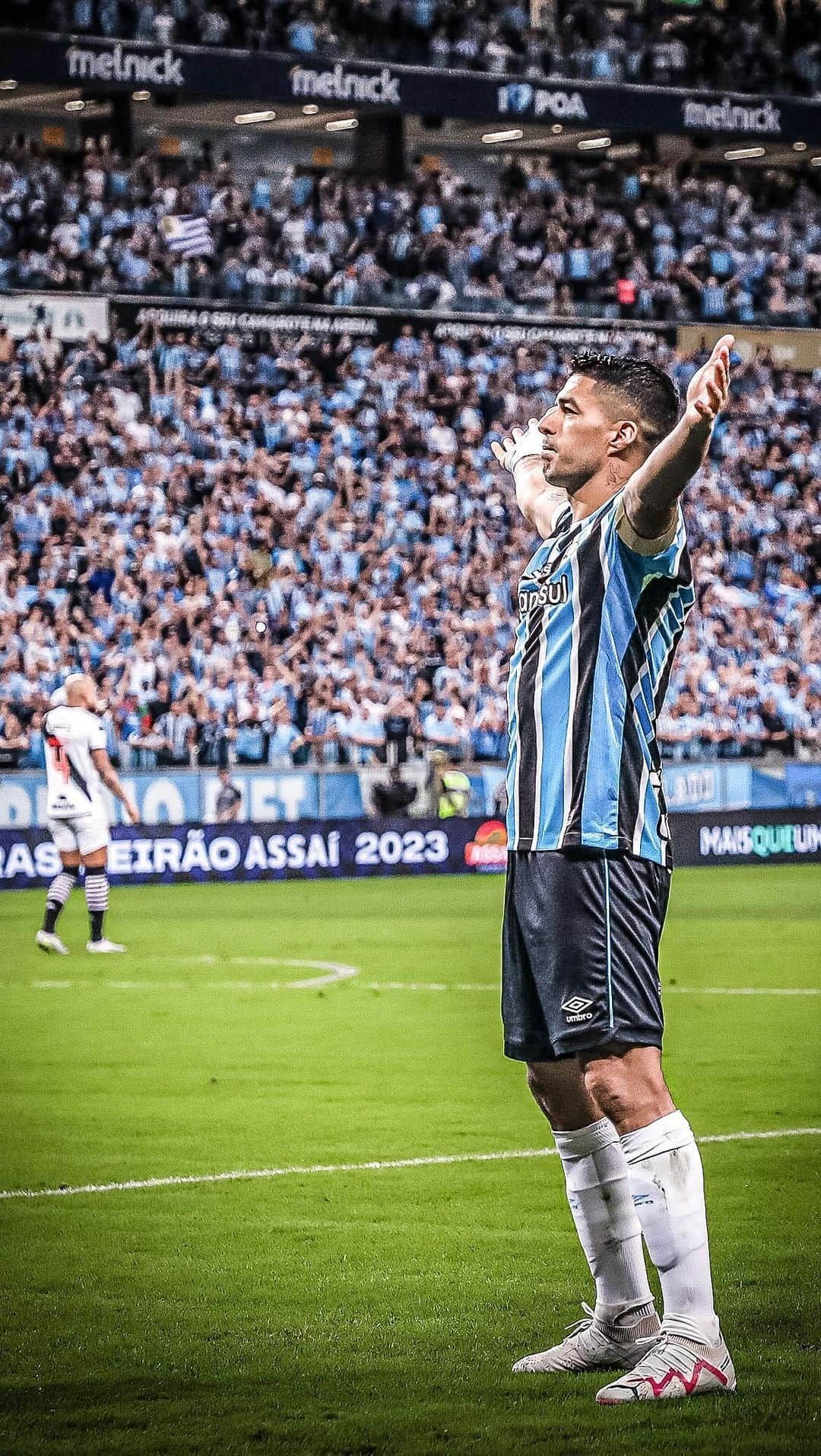 ルイス・アルベルト・スアレスのインスタグラム：「Muchas gracias a todo @gremio por este hermoso año! 💙   Torcedores, jugadores, cuerpo técnico y funcionarios, hasta siempre 🇪🇪」