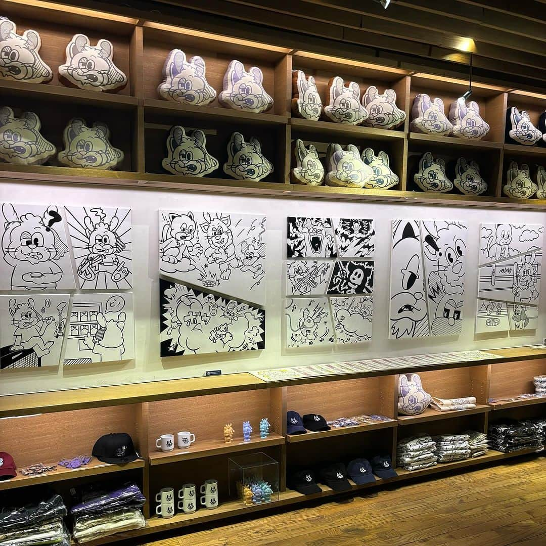 代官山 蔦屋書店　DAIKANYAMA T-SITEさんのインスタグラム写真 - (代官山 蔦屋書店　DAIKANYAMA T-SITEInstagram)「⁡ 【展覧会】グルテンのグル展vol.2 ⁡ 蔦屋書店2号館 1階 ギャラリースペース 2023年12月08日(金) - 12月28日(木) ⁡ FUSE / Matthew mallow / 中嶋イッキュウ の異なるシーンで活動してきた3人のアーティストが集まったアートプロジェクト「グルテン」が代官山蔦屋書店で初となる展示を開催。   「グルテン」が作品を通して一つのストーリーを繰り広げる「グルテンCOMICS」をキャンバス作品にてお披露目。ここでしか手に入らない「グルテン」オリジナルグッズや、各アーティストの最新グッズもご覧いただけます。 ⁡ ⁡ 【プロフィール】 グルテン (Gluten) アーティスト FUSE / Matthew mallow / 中嶋イッキュウ の3人からなるアートプロジェクト。異なるシーンで活動してきた3人がそれぞれの持つオリジナルのキャラクターを活かして さらに幅広いアート活動を行うため集まり2023年に結成。 Instagram:@gluten369   FUSE (フューズ） アーティスト/イラストレーター 1985年生まれ埼玉県出身 東京を中心に活動。 10代の頃から影響を受けたストリートカルチャーをベースに、 2016年から個展活動をスタート。 年に2回以上の個展を行いながら絵を描き続けている。 ペンや筆でアート製作を行いながら、デジタルアートにも積極的に取り組み、現物のアートとデジタルアートの価値を比較する試みなどを行いながら活動の幅を広げている。 現在はVR 上でキャラクターモデリングを行い 造形を現実の世界に出力するなどして、デジタルと現実世界を結ぶ創作活動を楽しんでいる。 口癖は「やったほうがいいよ」であるが自分はあまりやれていない。 Instagram:@burnerman7   中嶋イッキュウ (Ikkyu Nakajima) ミュージシャン/デザイナー/アーティスト 1989年生まれ滋賀県出身 バンド tricot(トリコ)/ジェニーハイ (genie high)/好芻（スース）のボーカリストとして活動。 tricot/好芻では作詞作曲やグッズデザインなど担当。 ドラマやアニメ主題歌の書き下ろしや 他アーティストへの楽曲提供も行う。 アパレルプロジェクト SUSU by Ikkyu Nakajima も並行して行い、 2021年に自身の会社を設立。 同年より愛犬であり元保護犬のウィケットをモデルとした 「ヌーフ」というキャラクターを軸にアーティスト活動を開始。 アパレル商品やアート作品の売上の一部で保護団体への寄付も行う。 「ヌーフ」というキャラの裏テーマには、 ネガティヴで近寄りがたいイメージを持たれがちな保護犬猫問題について なるべくポップかつポジティヴに 関心を持ってもらいたいという願いが込められている。 Instagram:@ikkyu193   Matthew Mallow (マシューマロー) アーティスト/イラストレーター 1991年生まれ愛知県出身 フィナンシェ専門店「バターマスター」のキャラクター、グッズ、パッケージデザインをはじめ 04limited sazabys、tricot、オメでたい頭でなにより、The orchestra tokyo などのライブグッズや SARA-J,SKIBOI & FOFUによる 「ネレナイ ALL night」のアートワークも手がける またアパレルブランドとのコラボレーション、ロゴデザインやキャラクター制作など幅広く活動している 自身の制作や発表にも精力的に取り組む事で沢山の方に“モフモフ” を提供している。 主な作品提供、コラボレーション 04 Limited Sazabys,tricot, オメでたい頭でなにより，戦国アニマル極楽浄土 The orchestra tokyo,SKIBOI,YON FES,Delicious Buns Festival, 文響社(うんこ ドリル） 株式会社LOFT,freak 's store,RAGE BLUE,utility など Instagram:@matthew_mallow1 ⁡ ⁡ ⁡ #グルテン #FUSE #中嶋イッキュウ #Matthew Mallow #代官山蔦屋書店 #代官山 #蔦屋書店 #daikanyamatsutaya #daikanyama #tsutaya」12月9日 23時58分 - daikanyama.tsutaya