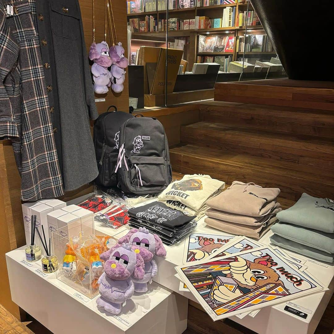 代官山 蔦屋書店　DAIKANYAMA T-SITEさんのインスタグラム写真 - (代官山 蔦屋書店　DAIKANYAMA T-SITEInstagram)「⁡ 【展覧会】グルテンのグル展vol.2 ⁡ 蔦屋書店2号館 1階 ギャラリースペース 2023年12月08日(金) - 12月28日(木) ⁡ FUSE / Matthew mallow / 中嶋イッキュウ の異なるシーンで活動してきた3人のアーティストが集まったアートプロジェクト「グルテン」が代官山蔦屋書店で初となる展示を開催。   「グルテン」が作品を通して一つのストーリーを繰り広げる「グルテンCOMICS」をキャンバス作品にてお披露目。ここでしか手に入らない「グルテン」オリジナルグッズや、各アーティストの最新グッズもご覧いただけます。 ⁡ ⁡ 【プロフィール】 グルテン (Gluten) アーティスト FUSE / Matthew mallow / 中嶋イッキュウ の3人からなるアートプロジェクト。異なるシーンで活動してきた3人がそれぞれの持つオリジナルのキャラクターを活かして さらに幅広いアート活動を行うため集まり2023年に結成。 Instagram:@gluten369   FUSE (フューズ） アーティスト/イラストレーター 1985年生まれ埼玉県出身 東京を中心に活動。 10代の頃から影響を受けたストリートカルチャーをベースに、 2016年から個展活動をスタート。 年に2回以上の個展を行いながら絵を描き続けている。 ペンや筆でアート製作を行いながら、デジタルアートにも積極的に取り組み、現物のアートとデジタルアートの価値を比較する試みなどを行いながら活動の幅を広げている。 現在はVR 上でキャラクターモデリングを行い 造形を現実の世界に出力するなどして、デジタルと現実世界を結ぶ創作活動を楽しんでいる。 口癖は「やったほうがいいよ」であるが自分はあまりやれていない。 Instagram:@burnerman7   中嶋イッキュウ (Ikkyu Nakajima) ミュージシャン/デザイナー/アーティスト 1989年生まれ滋賀県出身 バンド tricot(トリコ)/ジェニーハイ (genie high)/好芻（スース）のボーカリストとして活動。 tricot/好芻では作詞作曲やグッズデザインなど担当。 ドラマやアニメ主題歌の書き下ろしや 他アーティストへの楽曲提供も行う。 アパレルプロジェクト SUSU by Ikkyu Nakajima も並行して行い、 2021年に自身の会社を設立。 同年より愛犬であり元保護犬のウィケットをモデルとした 「ヌーフ」というキャラクターを軸にアーティスト活動を開始。 アパレル商品やアート作品の売上の一部で保護団体への寄付も行う。 「ヌーフ」というキャラの裏テーマには、 ネガティヴで近寄りがたいイメージを持たれがちな保護犬猫問題について なるべくポップかつポジティヴに 関心を持ってもらいたいという願いが込められている。 Instagram:@ikkyu193   Matthew Mallow (マシューマロー) アーティスト/イラストレーター 1991年生まれ愛知県出身 フィナンシェ専門店「バターマスター」のキャラクター、グッズ、パッケージデザインをはじめ 04limited sazabys、tricot、オメでたい頭でなにより、The orchestra tokyo などのライブグッズや SARA-J,SKIBOI & FOFUによる 「ネレナイ ALL night」のアートワークも手がける またアパレルブランドとのコラボレーション、ロゴデザインやキャラクター制作など幅広く活動している 自身の制作や発表にも精力的に取り組む事で沢山の方に“モフモフ” を提供している。 主な作品提供、コラボレーション 04 Limited Sazabys,tricot, オメでたい頭でなにより，戦国アニマル極楽浄土 The orchestra tokyo,SKIBOI,YON FES,Delicious Buns Festival, 文響社(うんこ ドリル） 株式会社LOFT,freak 's store,RAGE BLUE,utility など Instagram:@matthew_mallow1 ⁡ ⁡ ⁡ #グルテン #FUSE #中嶋イッキュウ #Matthew Mallow #代官山蔦屋書店 #代官山 #蔦屋書店 #daikanyamatsutaya #daikanyama #tsutaya」12月9日 23時58分 - daikanyama.tsutaya