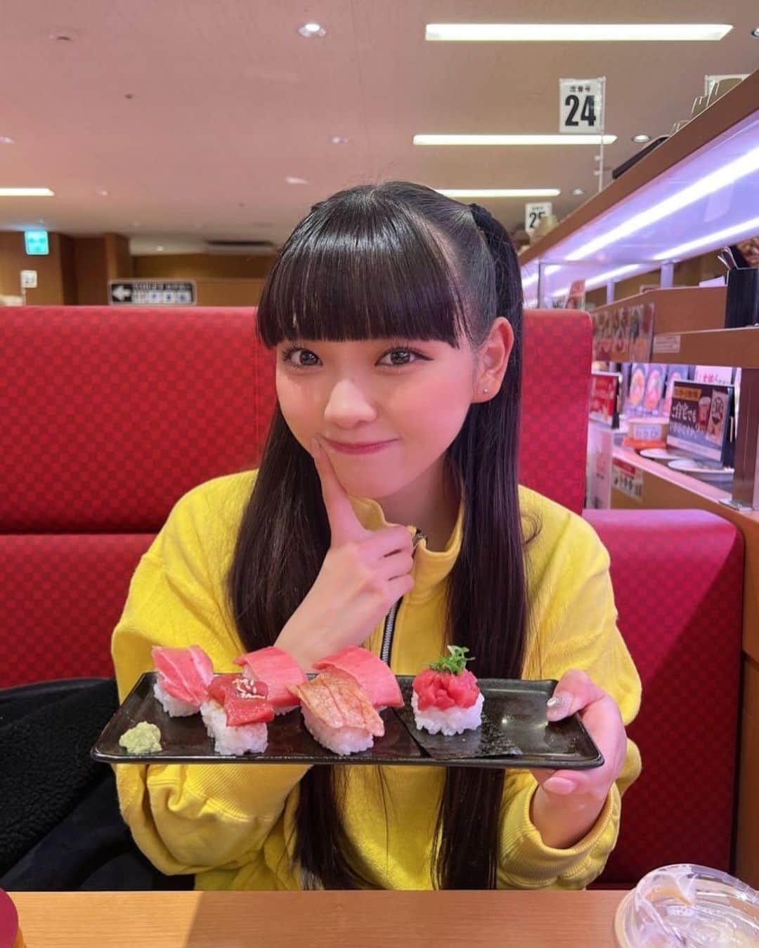 籾山ひめりのインスタグラム：「お寿司だーいすき🍣💕 ･ お仕事終わりにもーこちゃんと食べにいったときの📸 みんなは何のネタが好き？🤤✨️ ･  #スシロー #お寿司  #回転寿司  #ハーフツイン #ぱっつん前髪  #ストレート #ootd」