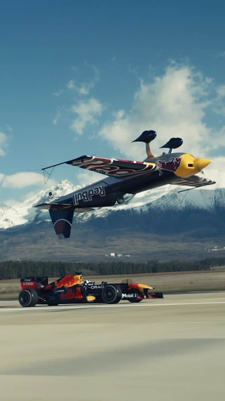 レッドブルのインスタグラム：「ok, but who won? 😏  ✈️: @martinsonka  #redbull #givesyouwiiings #f1 #plane #race」