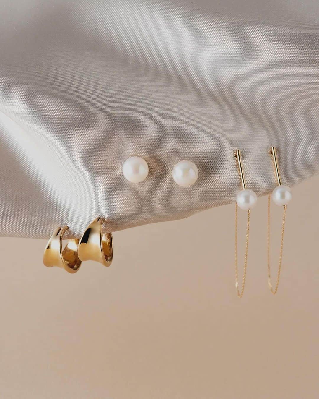 PAS TIERRAのインスタグラム：「「pearl collection」  【Maris】K10アコヤパール7mmピアス ¥11,000  【Maris】K10アコヤパールスイングピアス ¥19,800  #pastierra#パティエラ#jewelry#ジュエリー #pearl #Pearl #パール #ring#skinjewelry#skinring#パールピアス  #パティエラ#ジュエリー#スキンジュエリー#チェーンリング#スキンリング#k10#k18#シルバーアクセサリー#シルバー925#アクセサリーコーデ  #チェーンリング#ハートリング #パールアクセサリー  #デイリージュエリー#ご褒美ジュエリー  #ジュエリー好きな人と繋がりたい  #アクセサリー女子#ネックレスコーデ」