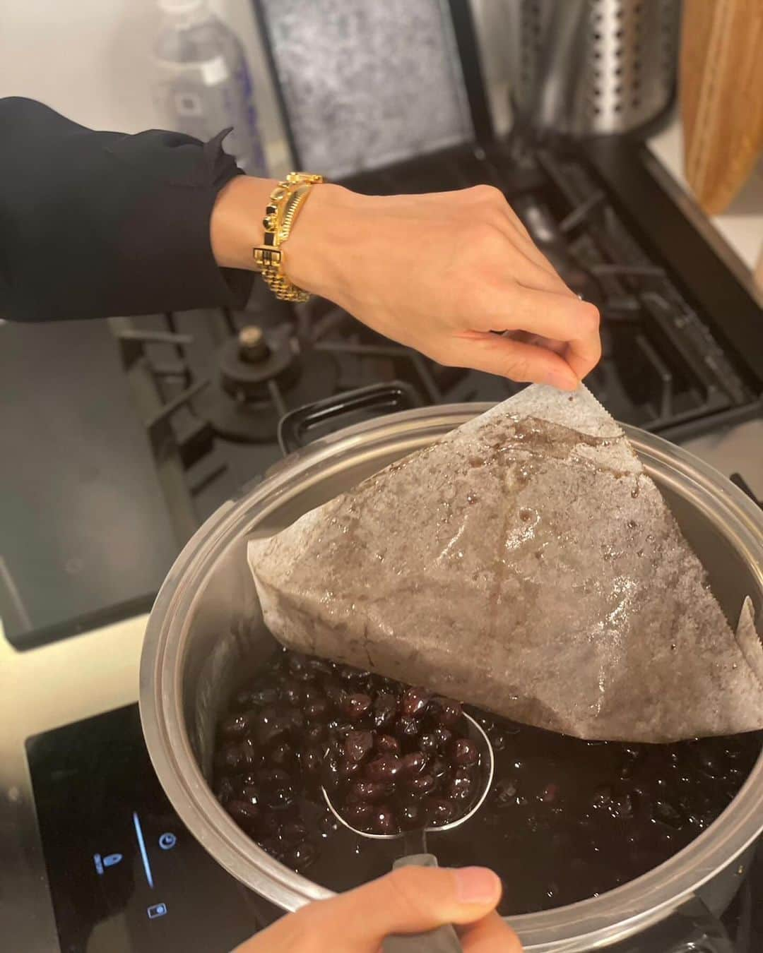 木本泉さんのインスタグラム写真 - (木本泉Instagram)「- 黒豆作り🫘  毎日、最近黒豆を食べているので、、、作った方が良いと思って😋  美緒ちゃんに教わって🤲  なかなか時間かかったけど美味しいのが出来上がりました✌️  #黒豆#おせち料理#日本」12月10日 0時05分 - izumikimoto