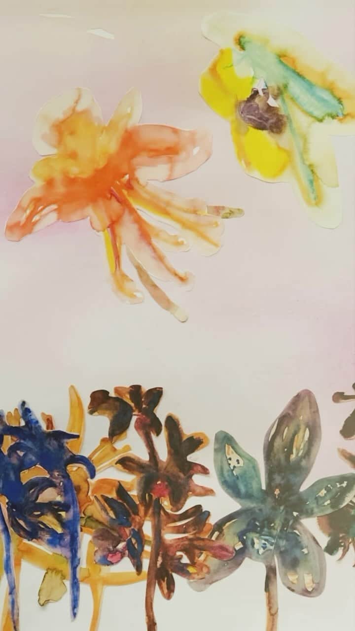 ニック・ナイトのインスタグラム：「The wonderful @tineisachsen painting in @showstudio_gallery ‘ Flowers’ exhibition on at 22d Ebury street, Belgravia , London SW1W0LU .  Come and see the most beautiful and artistically diverse show from 73 of the world’s most exciting fashion illustrators.」