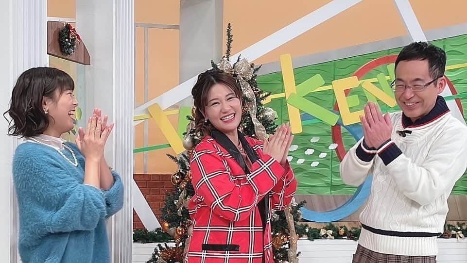鈴木まりやさんのインスタグラム写真 - (鈴木まりやInstagram)「本日放送のどさんこWEEKENDを持ちまして、産休に入らせていただきます。  この番組に関わらせていただくことができて、優しいスタッフの皆さまに囲まれて沢山の経験ができました。  4月から番組が始まり、様々な場所へロケに連れて行っていただいたり新コーナーを考えていただいて進んでいく中、このまま色んなお仕事をどんどんやってスキルアップしていきたいという気持ちと、 プライベートでは健康診断の結果で心配がありタイミング的に子供を授かるには今しかないかもしれないという焦りもありました。 関わってる皆さんに迷惑を一切かけないで、仕事もプライベートも思い通りになんて難しい立場なので、沢山悩んでなかなか寝付けない日が数ヶ月続いていました… ですが結果お気遣いやご迷惑をおかけする形を選ばせていただき  そのため、私がこの番組から卒業してしまうことになるのは仕方のないことだし、自業自得だとも思っていました。。。  (人のことはポジティブ思考なのに、自分のことだとネガティブ発動)  そんな中、不安な気持ちで現場へ行くと気遣いをしてくださったり変わらずに明るく優しく接してくださるスタッフの皆さまがいました。  私はテレビの経験が多くなく、リポーターはほぼ未経験。 この年にしてこのスキルなので優秀な人材は他にいるのです。 なのに、私にまた戻ってきていいんだよと居場所を残しておいてくれるという、私が思っていたより何億倍も心の広い現場でした。。。  卒業ではなく、産休だよと。  そんな実力も立場もないことはわかってるんです🙇‍♀️  でも、申し訳ないからと言って遠慮して自ら退くことはもっと嫌だったので、今は気持ちを前向きに切り替えて元気な赤ちゃんを産むことを第一に考えようと思うし、  そんな気持ちにさせてくださったのも、一緒にMCをしていて隣でよく力強くも優しい言葉で励ましてくれたり、沢山フォローもしてくれた佐々木美波ちゃんをはじめ、この番組を通して関わったアナウンサー、スタッフの皆さまのおかげです。  そして、この感謝の気持ちでいっぱいの番組を支えてくださっている視聴者の皆さまのおかげです。  皆さまへ心から感謝を伝えたいです。  そして、元気で健康な赤ちゃんを産み落とし、体力もつけて 心も身体も強いどんなことにも負けない自分のことにもポジティブなお母ちゃんになって、パワーアップして戻ってきます！🔥  世界中のみなさーん！！  STVは働く女性に優しい優良テレビ局ですよー！！ 　  どさんこWEEKEND来週も是非ご覧ください🧚‍♀️  インスタもフォローしてね！！ @dosanko_weekend  #どさんこWEEKEND #stv #産休突入」12月10日 0時09分 - mariyannu_official