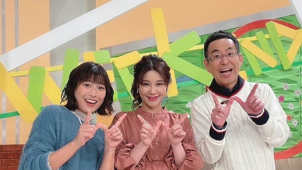 鈴木まりやさんのインスタグラム写真 - (鈴木まりやInstagram)「本日放送のどさんこWEEKENDを持ちまして、産休に入らせていただきます。  この番組に関わらせていただくことができて、優しいスタッフの皆さまに囲まれて沢山の経験ができました。  4月から番組が始まり、様々な場所へロケに連れて行っていただいたり新コーナーを考えていただいて進んでいく中、このまま色んなお仕事をどんどんやってスキルアップしていきたいという気持ちと、 プライベートでは健康診断の結果で心配がありタイミング的に子供を授かるには今しかないかもしれないという焦りもありました。 関わってる皆さんに迷惑を一切かけないで、仕事もプライベートも思い通りになんて難しい立場なので、沢山悩んでなかなか寝付けない日が数ヶ月続いていました… ですが結果お気遣いやご迷惑をおかけする形を選ばせていただき  そのため、私がこの番組から卒業してしまうことになるのは仕方のないことだし、自業自得だとも思っていました。。。  (人のことはポジティブ思考なのに、自分のことだとネガティブ発動)  そんな中、不安な気持ちで現場へ行くと気遣いをしてくださったり変わらずに明るく優しく接してくださるスタッフの皆さまがいました。  私はテレビの経験が多くなく、リポーターはほぼ未経験。 この年にしてこのスキルなので優秀な人材は他にいるのです。 なのに、私にまた戻ってきていいんだよと居場所を残しておいてくれるという、私が思っていたより何億倍も心の広い現場でした。。。  卒業ではなく、産休だよと。  そんな実力も立場もないことはわかってるんです🙇‍♀️  でも、申し訳ないからと言って遠慮して自ら退くことはもっと嫌だったので、今は気持ちを前向きに切り替えて元気な赤ちゃんを産むことを第一に考えようと思うし、  そんな気持ちにさせてくださったのも、一緒にMCをしていて隣でよく力強くも優しい言葉で励ましてくれたり、沢山フォローもしてくれた佐々木美波ちゃんをはじめ、この番組を通して関わったアナウンサー、スタッフの皆さまのおかげです。  そして、この感謝の気持ちでいっぱいの番組を支えてくださっている視聴者の皆さまのおかげです。  皆さまへ心から感謝を伝えたいです。  そして、元気で健康な赤ちゃんを産み落とし、体力もつけて 心も身体も強いどんなことにも負けない自分のことにもポジティブなお母ちゃんになって、パワーアップして戻ってきます！🔥  世界中のみなさーん！！  STVは働く女性に優しい優良テレビ局ですよー！！ 　  どさんこWEEKEND来週も是非ご覧ください🧚‍♀️  インスタもフォローしてね！！ @dosanko_weekend  #どさんこWEEKEND #stv #産休突入」12月10日 0時09分 - mariyannu_official