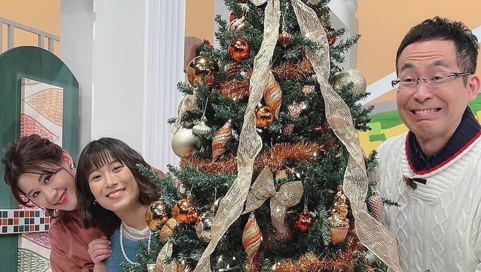鈴木まりやさんのインスタグラム写真 - (鈴木まりやInstagram)「本日放送のどさんこWEEKENDを持ちまして、産休に入らせていただきます。  この番組に関わらせていただくことができて、優しいスタッフの皆さまに囲まれて沢山の経験ができました。  4月から番組が始まり、様々な場所へロケに連れて行っていただいたり新コーナーを考えていただいて進んでいく中、このまま色んなお仕事をどんどんやってスキルアップしていきたいという気持ちと、 プライベートでは健康診断の結果で心配がありタイミング的に子供を授かるには今しかないかもしれないという焦りもありました。 関わってる皆さんに迷惑を一切かけないで、仕事もプライベートも思い通りになんて難しい立場なので、沢山悩んでなかなか寝付けない日が数ヶ月続いていました… ですが結果お気遣いやご迷惑をおかけする形を選ばせていただき  そのため、私がこの番組から卒業してしまうことになるのは仕方のないことだし、自業自得だとも思っていました。。。  (人のことはポジティブ思考なのに、自分のことだとネガティブ発動)  そんな中、不安な気持ちで現場へ行くと気遣いをしてくださったり変わらずに明るく優しく接してくださるスタッフの皆さまがいました。  私はテレビの経験が多くなく、リポーターはほぼ未経験。 この年にしてこのスキルなので優秀な人材は他にいるのです。 なのに、私にまた戻ってきていいんだよと居場所を残しておいてくれるという、私が思っていたより何億倍も心の広い現場でした。。。  卒業ではなく、産休だよと。  そんな実力も立場もないことはわかってるんです🙇‍♀️  でも、申し訳ないからと言って遠慮して自ら退くことはもっと嫌だったので、今は気持ちを前向きに切り替えて元気な赤ちゃんを産むことを第一に考えようと思うし、  そんな気持ちにさせてくださったのも、一緒にMCをしていて隣でよく力強くも優しい言葉で励ましてくれたり、沢山フォローもしてくれた佐々木美波ちゃんをはじめ、この番組を通して関わったアナウンサー、スタッフの皆さまのおかげです。  そして、この感謝の気持ちでいっぱいの番組を支えてくださっている視聴者の皆さまのおかげです。  皆さまへ心から感謝を伝えたいです。  そして、元気で健康な赤ちゃんを産み落とし、体力もつけて 心も身体も強いどんなことにも負けない自分のことにもポジティブなお母ちゃんになって、パワーアップして戻ってきます！🔥  世界中のみなさーん！！  STVは働く女性に優しい優良テレビ局ですよー！！ 　  どさんこWEEKEND来週も是非ご覧ください🧚‍♀️  インスタもフォローしてね！！ @dosanko_weekend  #どさんこWEEKEND #stv #産休突入」12月10日 0時09分 - mariyannu_official