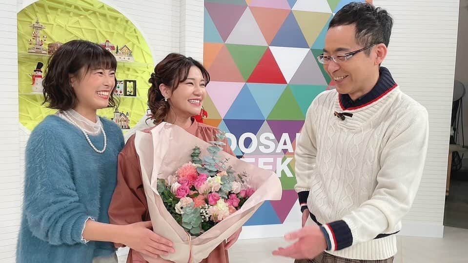 鈴木まりやさんのインスタグラム写真 - (鈴木まりやInstagram)「本日放送のどさんこWEEKENDを持ちまして、産休に入らせていただきます。  この番組に関わらせていただくことができて、優しいスタッフの皆さまに囲まれて沢山の経験ができました。  4月から番組が始まり、様々な場所へロケに連れて行っていただいたり新コーナーを考えていただいて進んでいく中、このまま色んなお仕事をどんどんやってスキルアップしていきたいという気持ちと、 プライベートでは健康診断の結果で心配がありタイミング的に子供を授かるには今しかないかもしれないという焦りもありました。 関わってる皆さんに迷惑を一切かけないで、仕事もプライベートも思い通りになんて難しい立場なので、沢山悩んでなかなか寝付けない日が数ヶ月続いていました… ですが結果お気遣いやご迷惑をおかけする形を選ばせていただき  そのため、私がこの番組から卒業してしまうことになるのは仕方のないことだし、自業自得だとも思っていました。。。  (人のことはポジティブ思考なのに、自分のことだとネガティブ発動)  そんな中、不安な気持ちで現場へ行くと気遣いをしてくださったり変わらずに明るく優しく接してくださるスタッフの皆さまがいました。  私はテレビの経験が多くなく、リポーターはほぼ未経験。 この年にしてこのスキルなので優秀な人材は他にいるのです。 なのに、私にまた戻ってきていいんだよと居場所を残しておいてくれるという、私が思っていたより何億倍も心の広い現場でした。。。  卒業ではなく、産休だよと。  そんな実力も立場もないことはわかってるんです🙇‍♀️  でも、申し訳ないからと言って遠慮して自ら退くことはもっと嫌だったので、今は気持ちを前向きに切り替えて元気な赤ちゃんを産むことを第一に考えようと思うし、  そんな気持ちにさせてくださったのも、一緒にMCをしていて隣でよく力強くも優しい言葉で励ましてくれたり、沢山フォローもしてくれた佐々木美波ちゃんをはじめ、この番組を通して関わったアナウンサー、スタッフの皆さまのおかげです。  そして、この感謝の気持ちでいっぱいの番組を支えてくださっている視聴者の皆さまのおかげです。  皆さまへ心から感謝を伝えたいです。  そして、元気で健康な赤ちゃんを産み落とし、体力もつけて 心も身体も強いどんなことにも負けない自分のことにもポジティブなお母ちゃんになって、パワーアップして戻ってきます！🔥  世界中のみなさーん！！  STVは働く女性に優しい優良テレビ局ですよー！！ 　  どさんこWEEKEND来週も是非ご覧ください🧚‍♀️  インスタもフォローしてね！！ @dosanko_weekend  #どさんこWEEKEND #stv #産休突入」12月10日 0時09分 - mariyannu_official