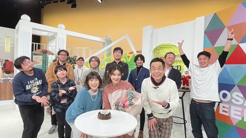 鈴木まりやさんのインスタグラム写真 - (鈴木まりやInstagram)「本日放送のどさんこWEEKENDを持ちまして、産休に入らせていただきます。  この番組に関わらせていただくことができて、優しいスタッフの皆さまに囲まれて沢山の経験ができました。  4月から番組が始まり、様々な場所へロケに連れて行っていただいたり新コーナーを考えていただいて進んでいく中、このまま色んなお仕事をどんどんやってスキルアップしていきたいという気持ちと、 プライベートでは健康診断の結果で心配がありタイミング的に子供を授かるには今しかないかもしれないという焦りもありました。 関わってる皆さんに迷惑を一切かけないで、仕事もプライベートも思い通りになんて難しい立場なので、沢山悩んでなかなか寝付けない日が数ヶ月続いていました… ですが結果お気遣いやご迷惑をおかけする形を選ばせていただき  そのため、私がこの番組から卒業してしまうことになるのは仕方のないことだし、自業自得だとも思っていました。。。  (人のことはポジティブ思考なのに、自分のことだとネガティブ発動)  そんな中、不安な気持ちで現場へ行くと気遣いをしてくださったり変わらずに明るく優しく接してくださるスタッフの皆さまがいました。  私はテレビの経験が多くなく、リポーターはほぼ未経験。 この年にしてこのスキルなので優秀な人材は他にいるのです。 なのに、私にまた戻ってきていいんだよと居場所を残しておいてくれるという、私が思っていたより何億倍も心の広い現場でした。。。  卒業ではなく、産休だよと。  そんな実力も立場もないことはわかってるんです🙇‍♀️  でも、申し訳ないからと言って遠慮して自ら退くことはもっと嫌だったので、今は気持ちを前向きに切り替えて元気な赤ちゃんを産むことを第一に考えようと思うし、  そんな気持ちにさせてくださったのも、一緒にMCをしていて隣でよく力強くも優しい言葉で励ましてくれたり、沢山フォローもしてくれた佐々木美波ちゃんをはじめ、この番組を通して関わったアナウンサー、スタッフの皆さまのおかげです。  そして、この感謝の気持ちでいっぱいの番組を支えてくださっている視聴者の皆さまのおかげです。  皆さまへ心から感謝を伝えたいです。  そして、元気で健康な赤ちゃんを産み落とし、体力もつけて 心も身体も強いどんなことにも負けない自分のことにもポジティブなお母ちゃんになって、パワーアップして戻ってきます！🔥  世界中のみなさーん！！  STVは働く女性に優しい優良テレビ局ですよー！！ 　  どさんこWEEKEND来週も是非ご覧ください🧚‍♀️  インスタもフォローしてね！！ @dosanko_weekend  #どさんこWEEKEND #stv #産休突入」12月10日 0時09分 - mariyannu_official