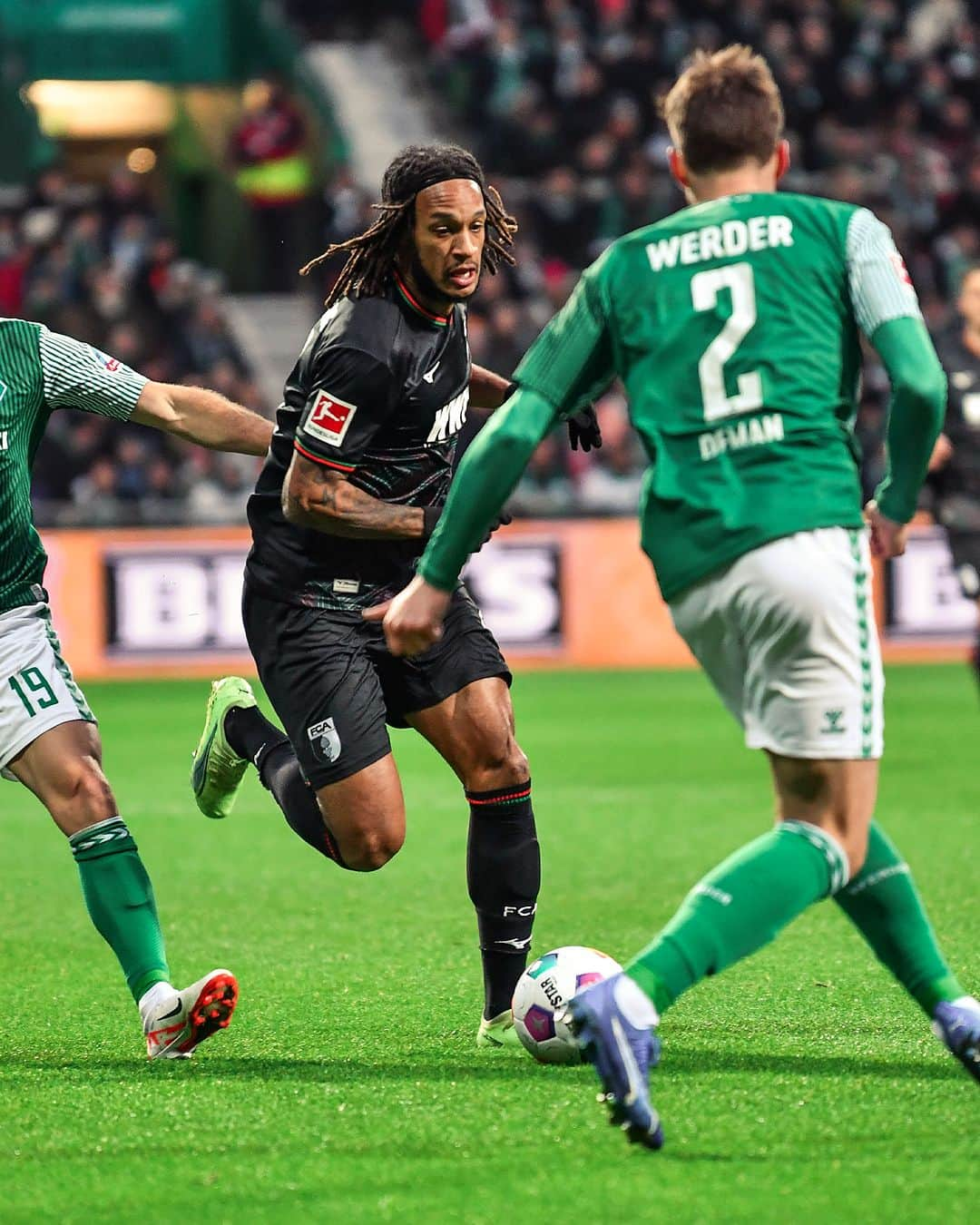 FCアウクスブルクのインスタグラム：「45' Unsere Comeback-Qualitäten sind wieder gefragt - zur Pause liegt der #FCA 0️⃣:1️⃣ hinten. ⏸ #SVWFCA   #FCA #FCA1907 #fcaugsburg」