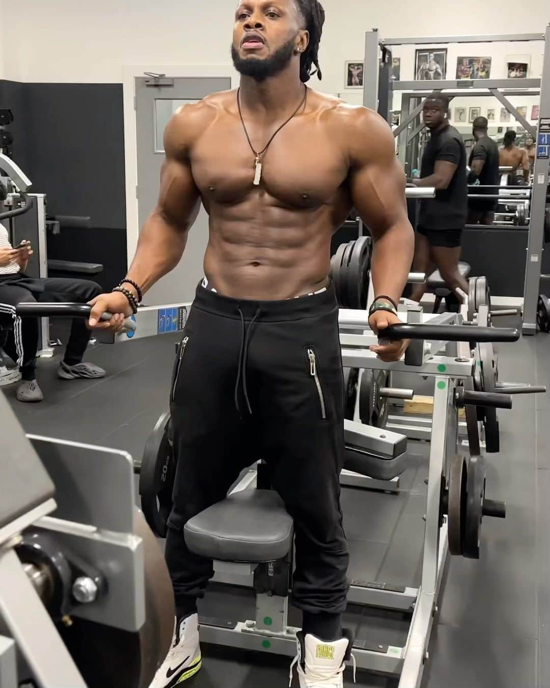 Ulissesworldのインスタグラム：「Back in the lab 💪🏾 @muscleworksgym  Time to define that horseshoe 🔥  After a great and successful tour around UAE 🇦🇪, Saudi Arabia 🇸🇦 & Oman 🇴🇲 I had to go back and visit my good friend Sav @sav_muscleworks at MuscleWorks gym, whilst I’m here I might as well get a quick tricep session 💪🏾  The triceps are essential for building upper body strength and helping with movement in your shoulders and elbows. The triceps muscle makes up 60% of your upper arm, making it a crucial part of the body to exercise regularly 💪🏾  Exercises: Plate loaded tricep dip machine  Overhead Dumbbell Extension  Dumbbell Kickbacks (Alternate between Bilateral & Unilateral)  Finisher: Body weight dips & Diamond Push-up Superset 🔥💪🏾」